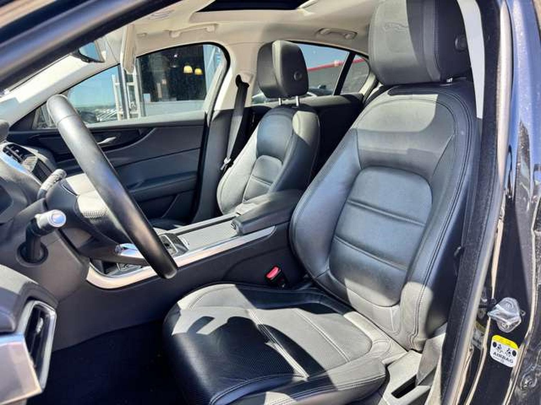 Jaguar XE XE P250 Aut. SE / JUSQU'A 48 MOIS DE GARANTIE (2020) - Photo 8