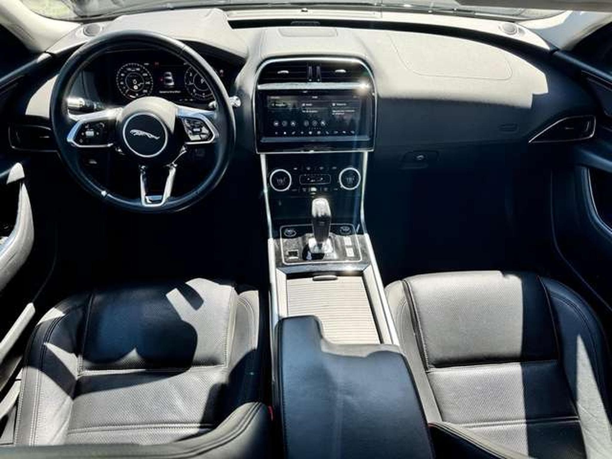 Jaguar XE XE P250 Aut. SE / JUSQU'A 48 MOIS DE GARANTIE (2020) - Photo 9