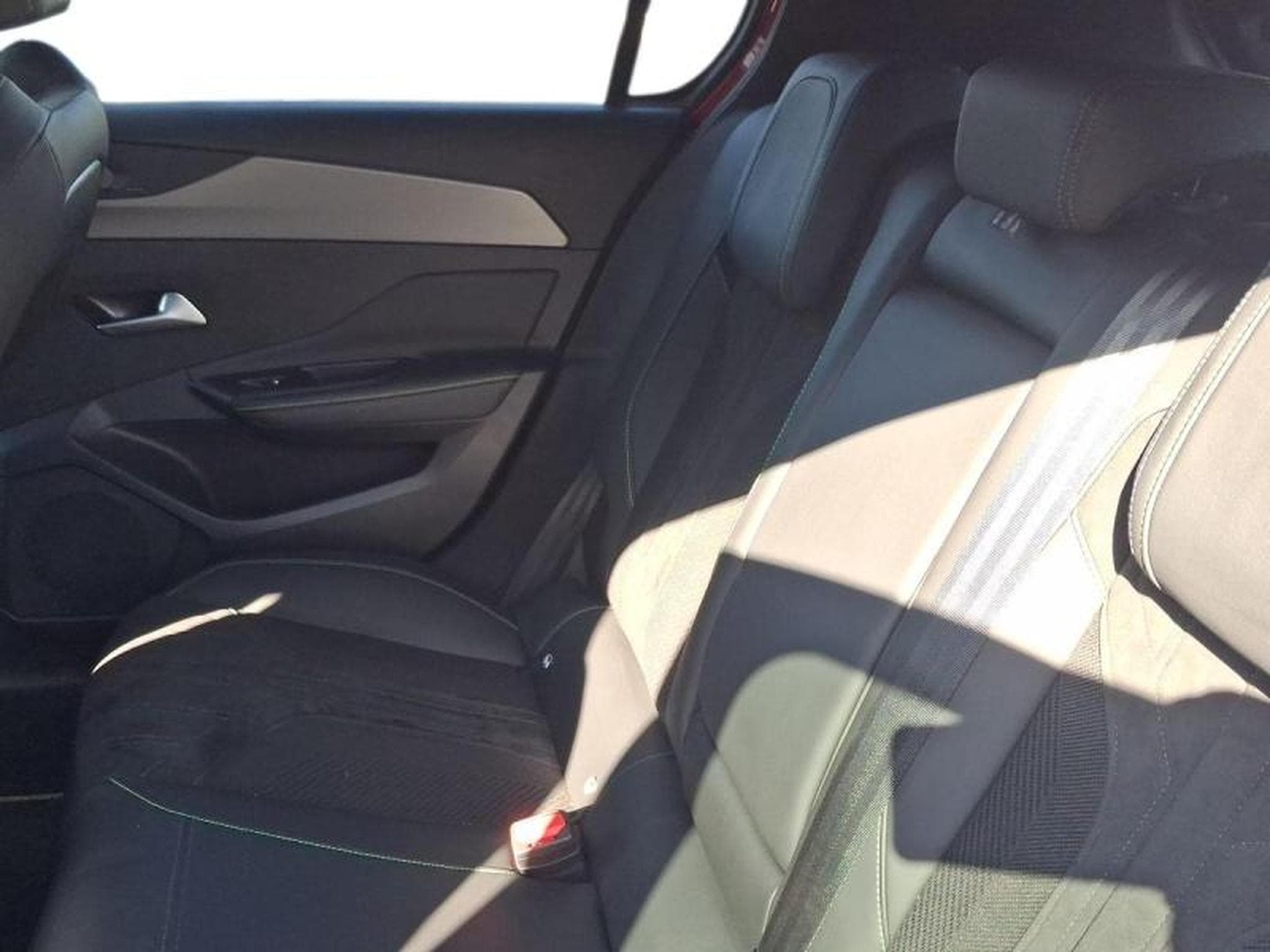 PEUGEOT 308 PHEV 180ch GT e-EAT8 (2023) - Photo 7