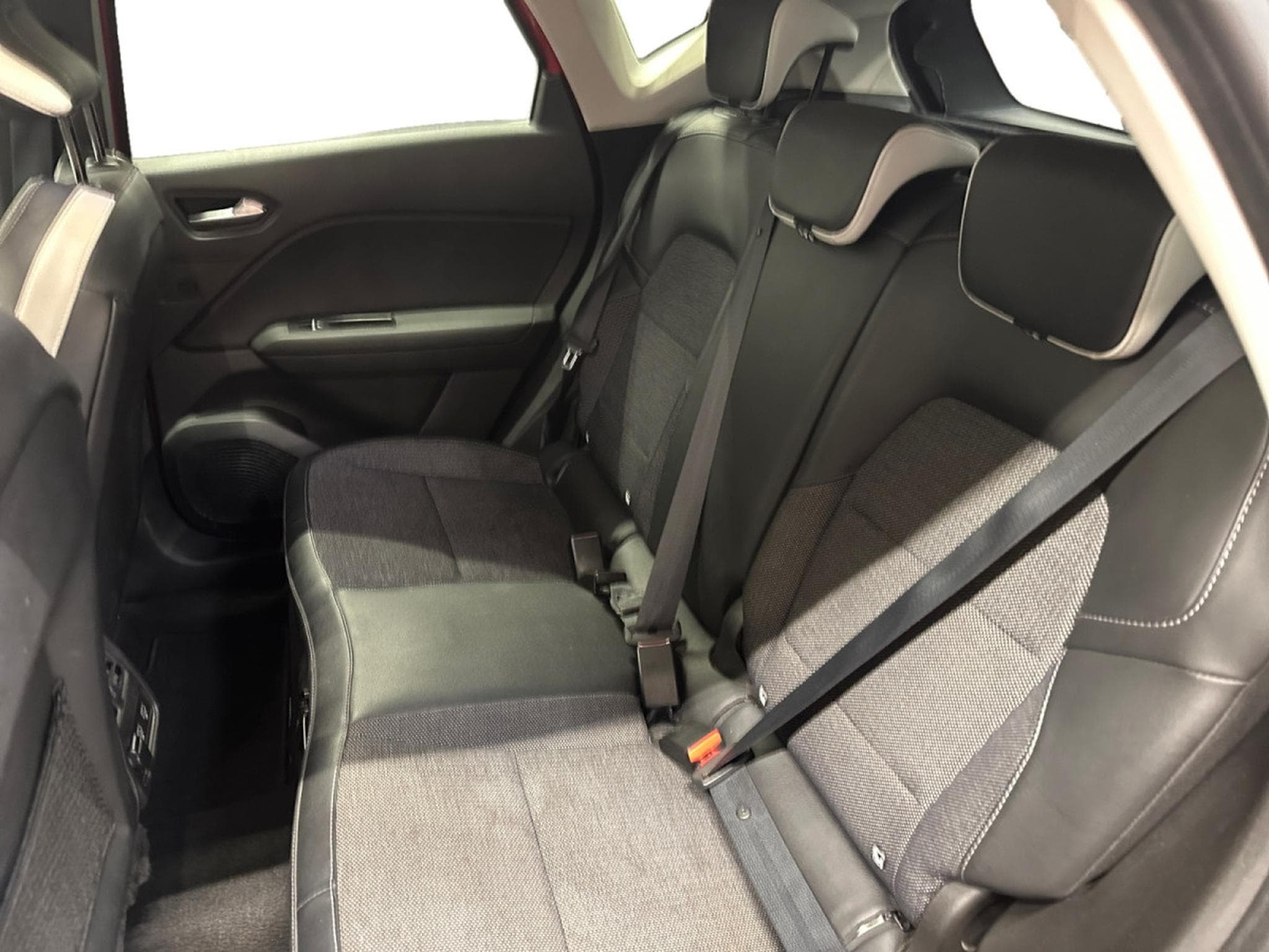 Renault Captur 1.33 TCe MHEV Techno140 EDC GPF (2023) - Photo 8