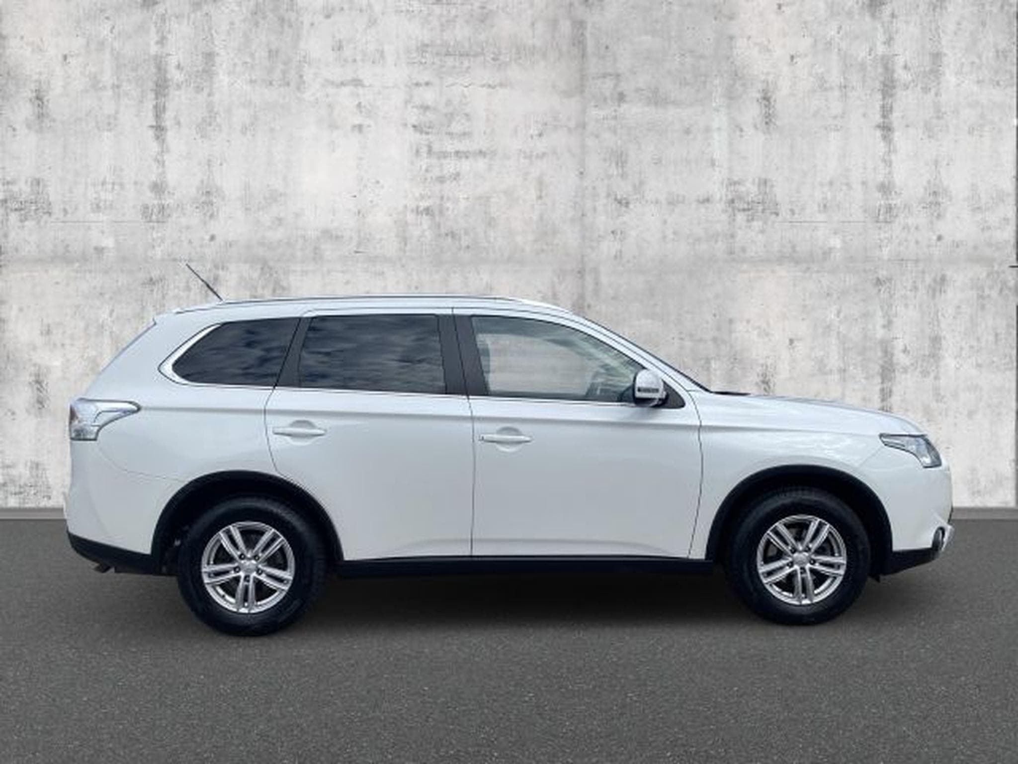 Mitsubishi Outlander Outlander 2.2 DI-D 4WD NAVI XENON GSHD 7-Sitzer (2015) - Photo 6