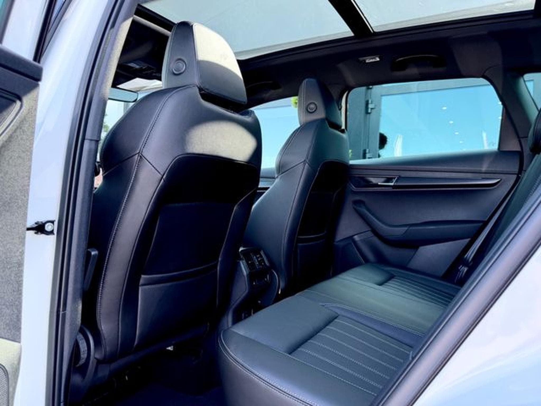 Skoda Karoq Karoq Sportline 1.5 TSI DSG /NAVI/LED/ACC/360CAM (2022) - Foto 15