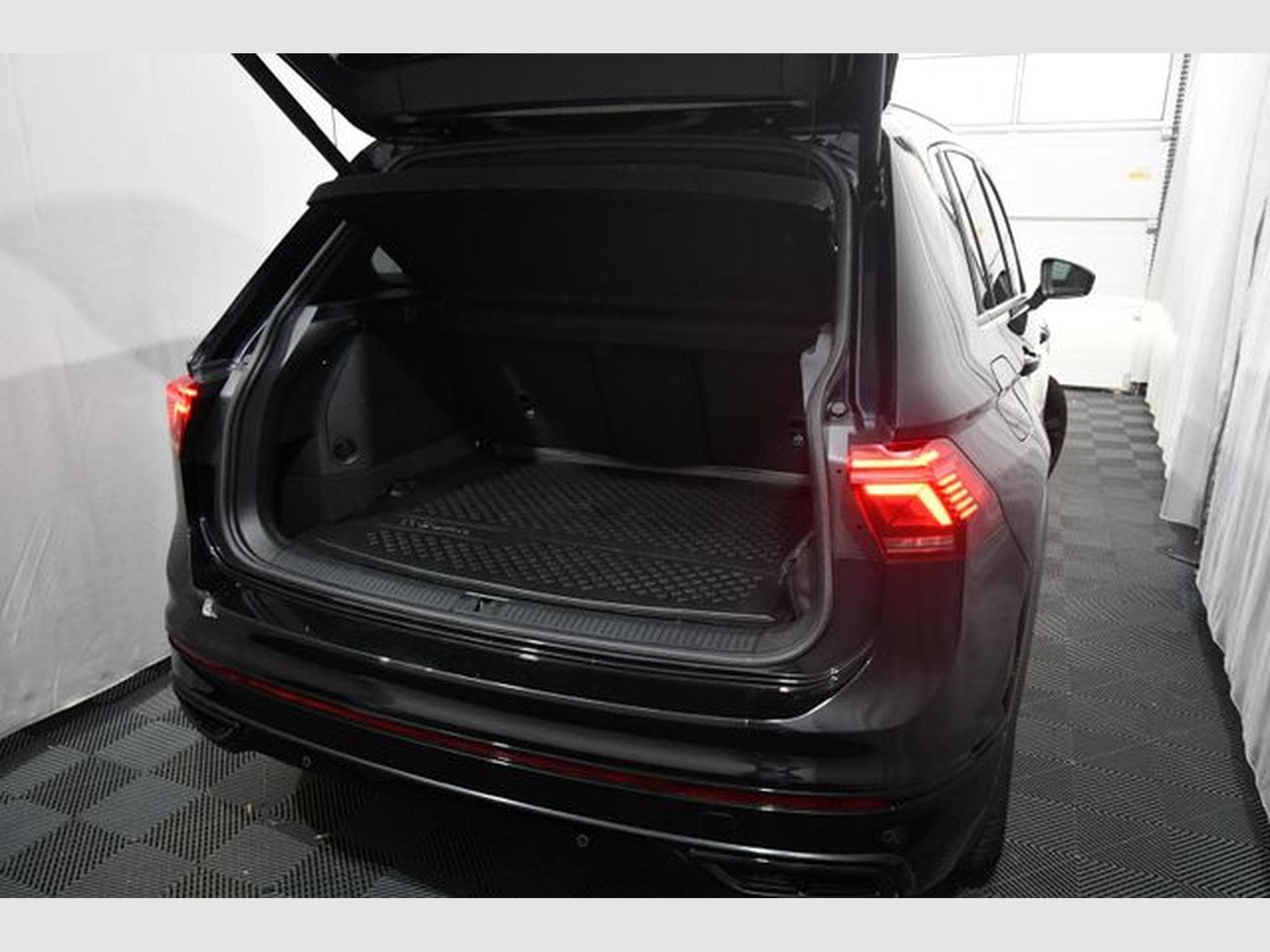VW Tiguan Tiguan R-Line eHybrid, AHK, 2-f Pano., Leder, 19 (2022) - Foto 4