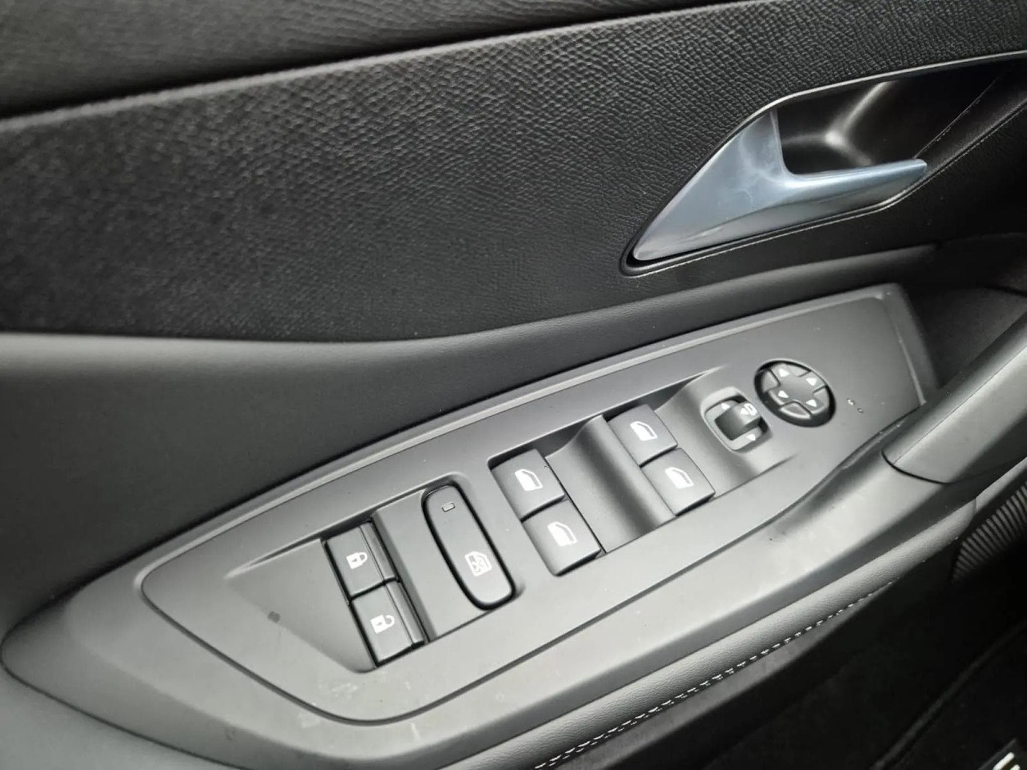 Peugeot 308 1.2 PureTrch 145 EAT8 ALLURE (2026) - Photo 11