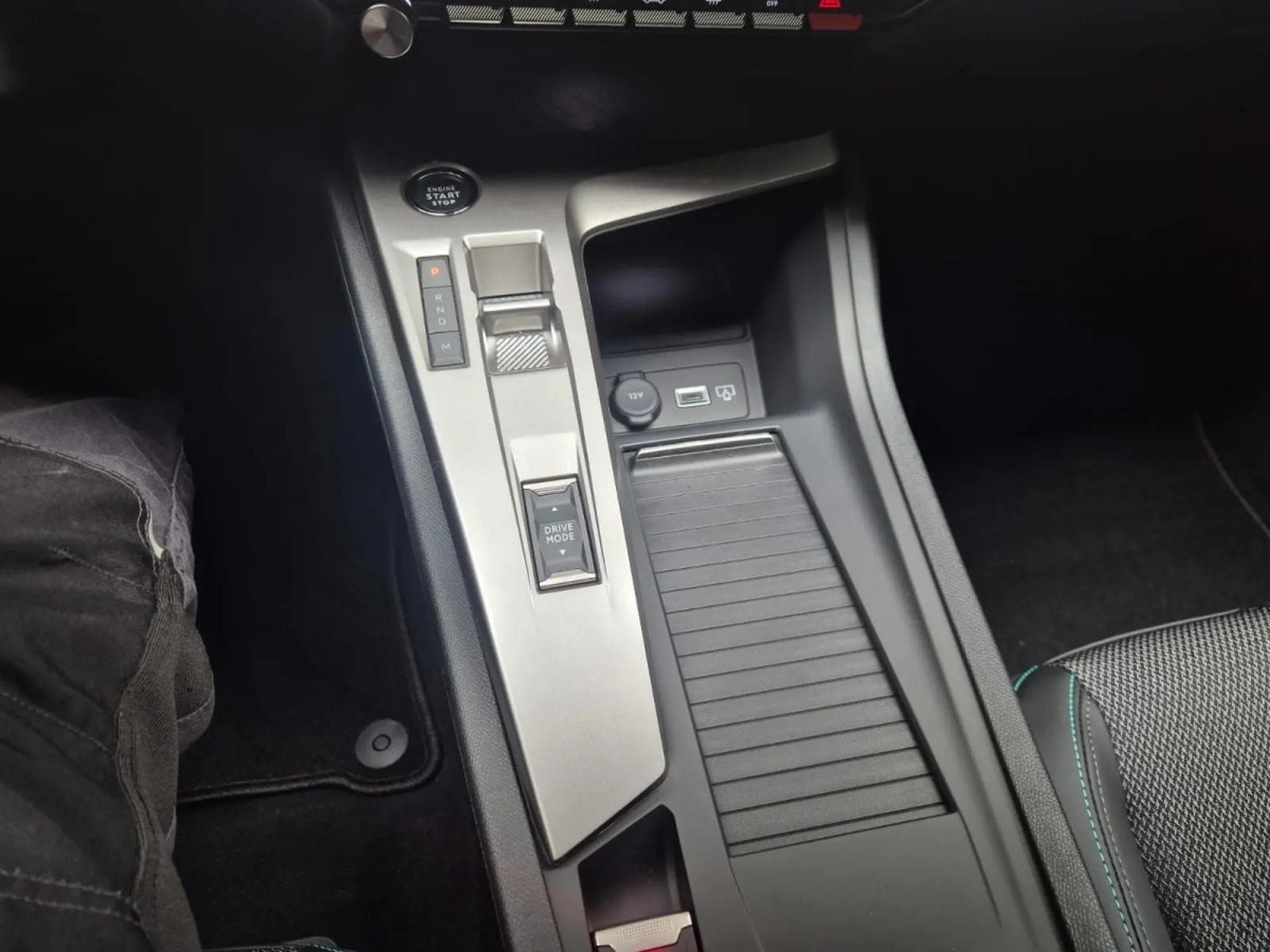 Peugeot 308 1.2 PureTrch 145 EAT8 ALLURE (2026) - Photo 23