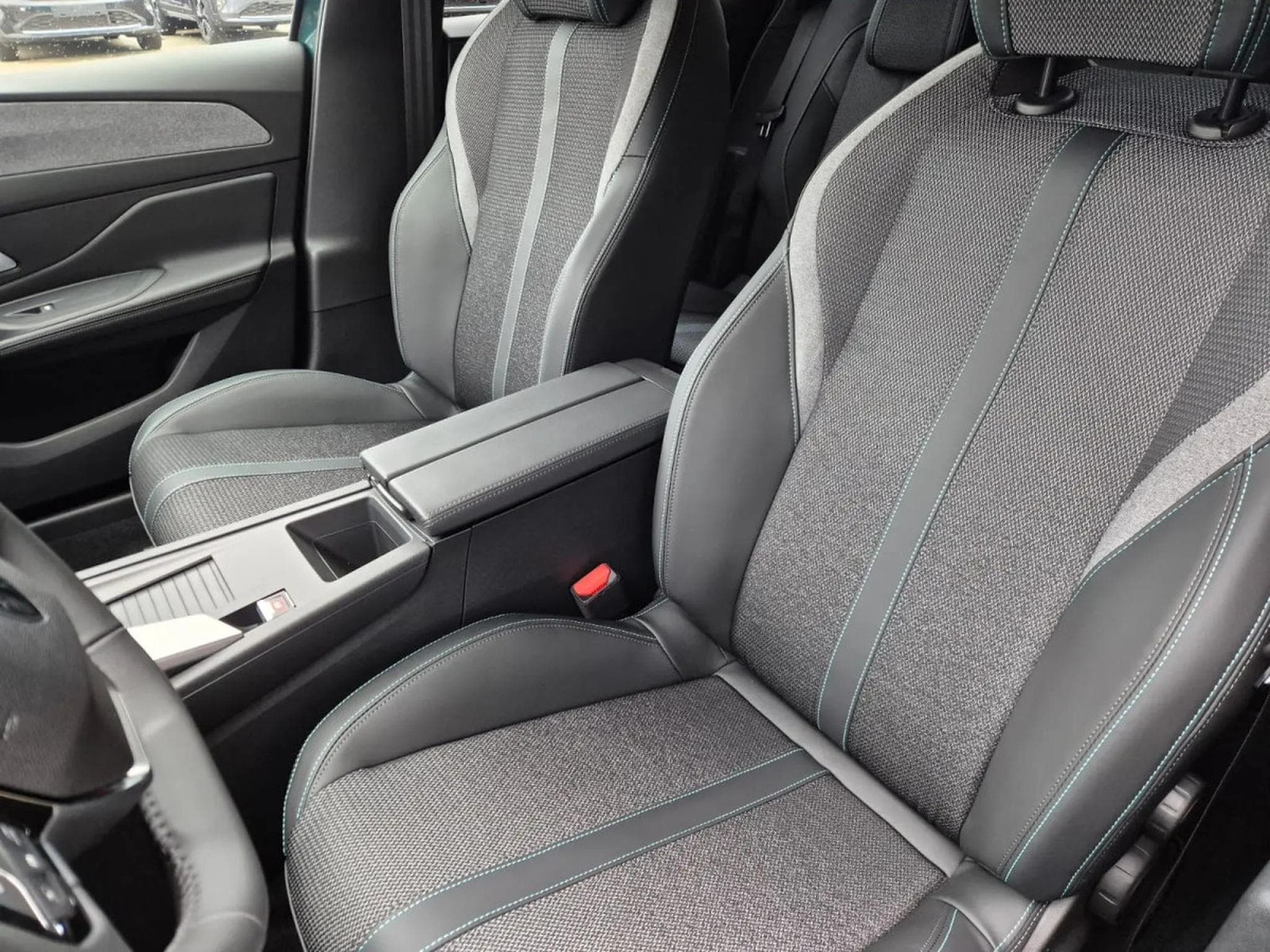 Peugeot 308 1.2 PureTrch 145 EAT8 ALLURE (2026) - Photo 8