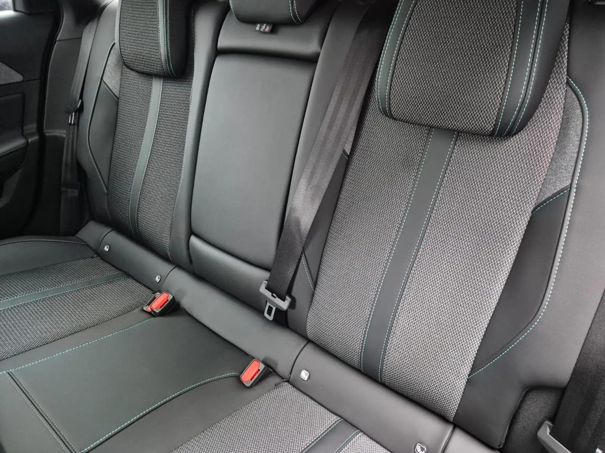 Peugeot 308 1.2 PureTrch 145 EAT8 ALLURE (2026) - Photo 9