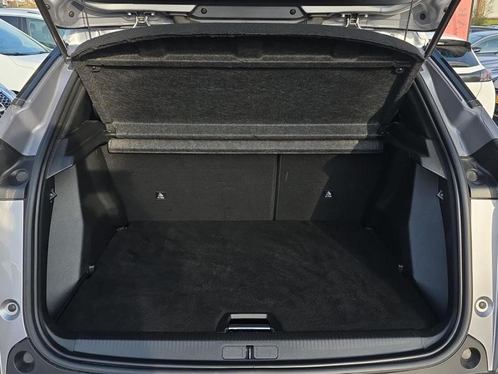 PEUGEOT 2008 1.2 100ch S&S Allure (2024) - Foto 8