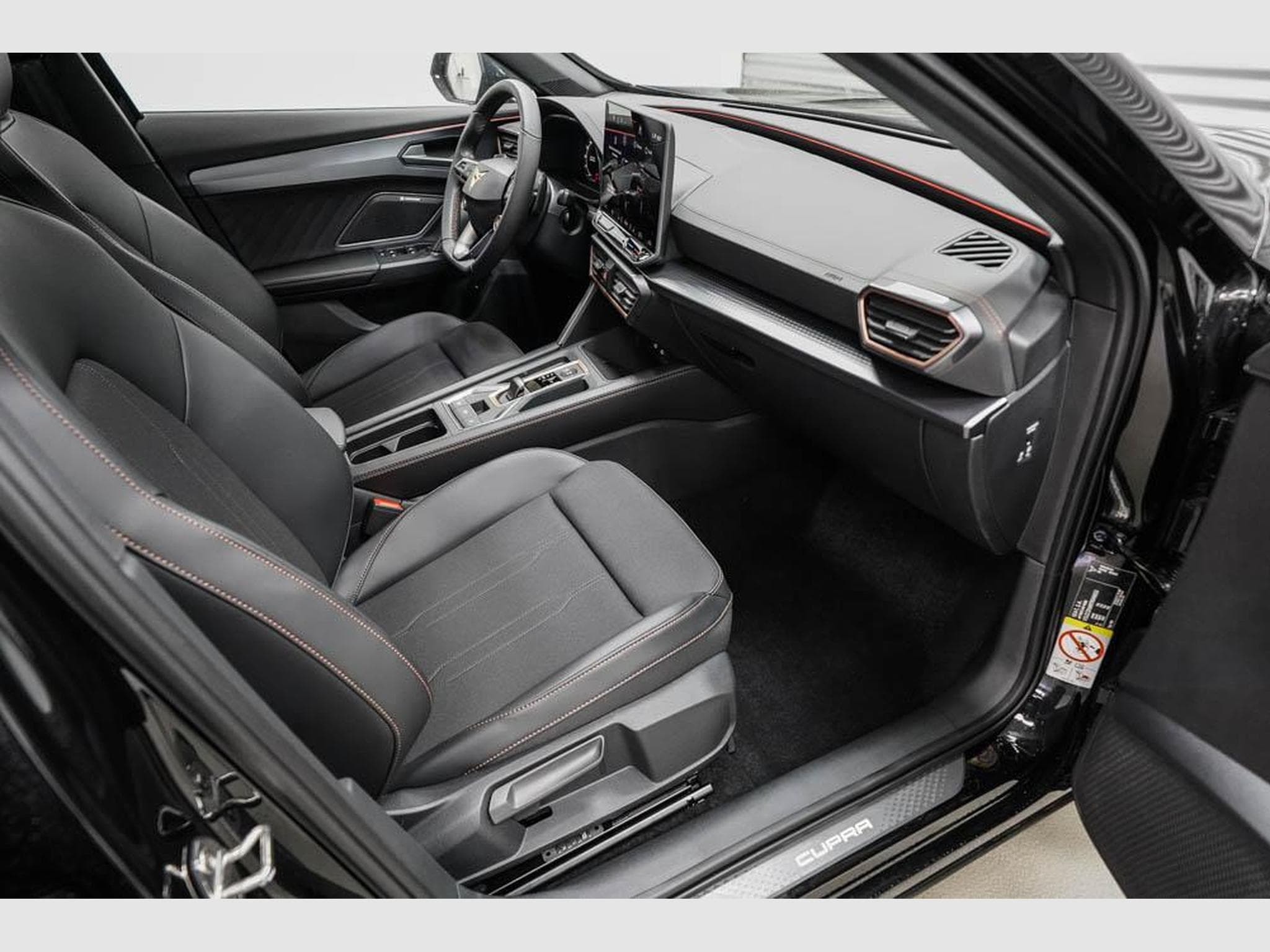 Cupra Formentor 1,5 eTSI DSG (2026) - Photo 21