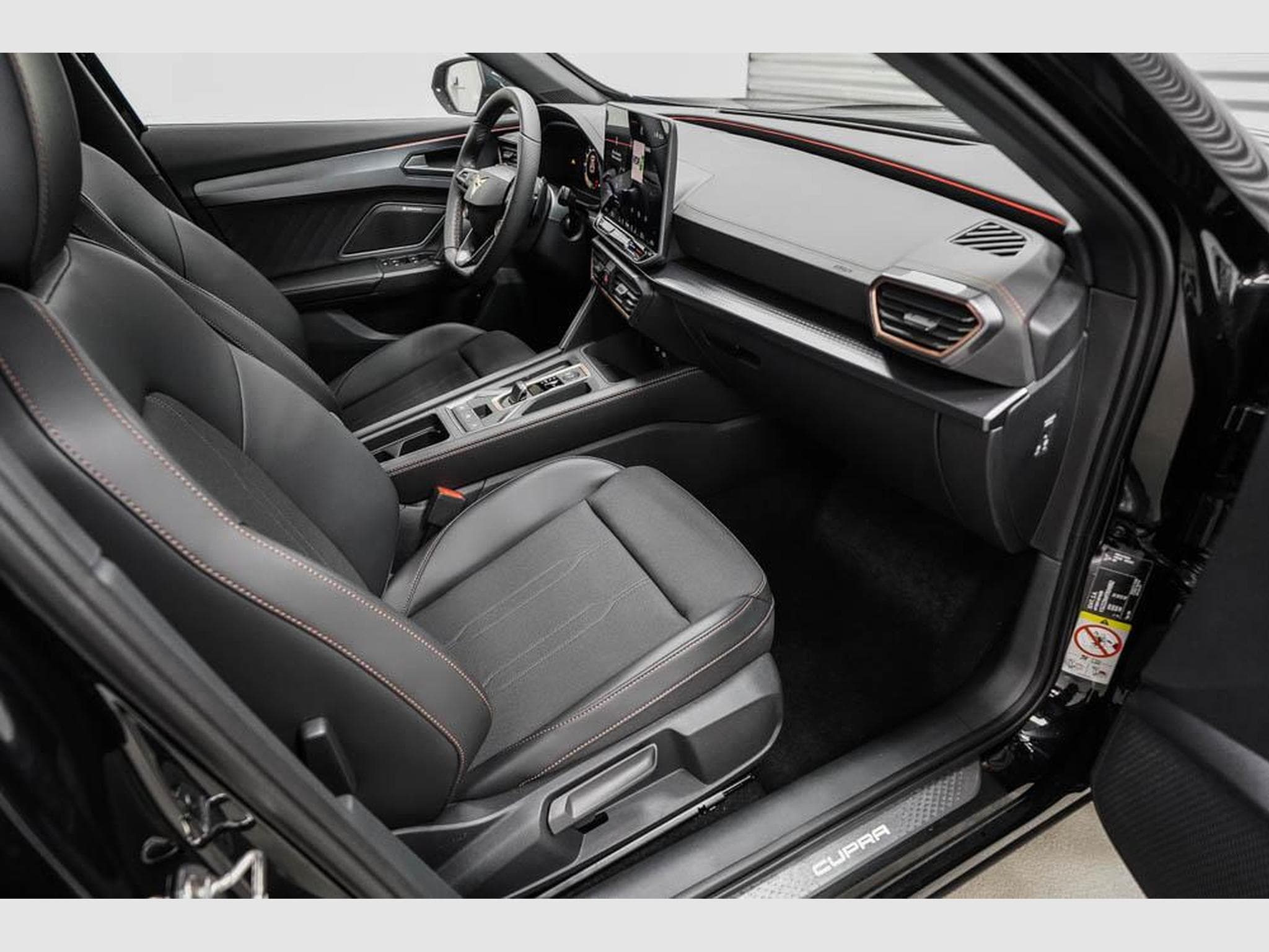 Cupra Formentor 1,5 eTSI DSG (2026) - Photo 21