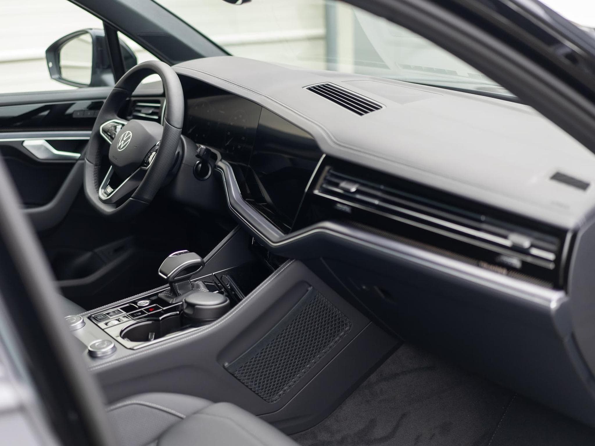 VW Touareg R-Line (2024) - Photo 8