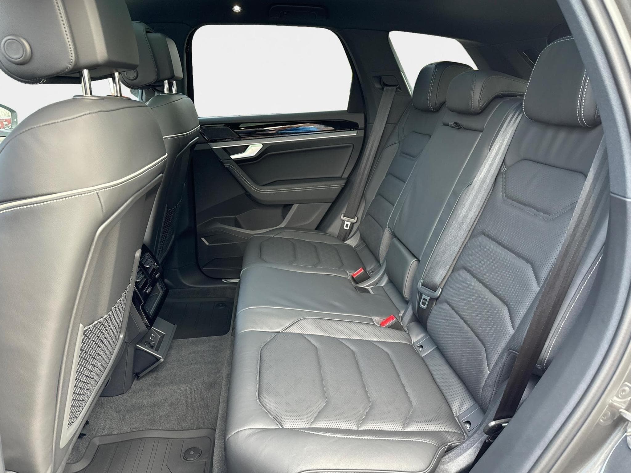 VW Touareg R FINAL EDITION (2026) - Photo 18