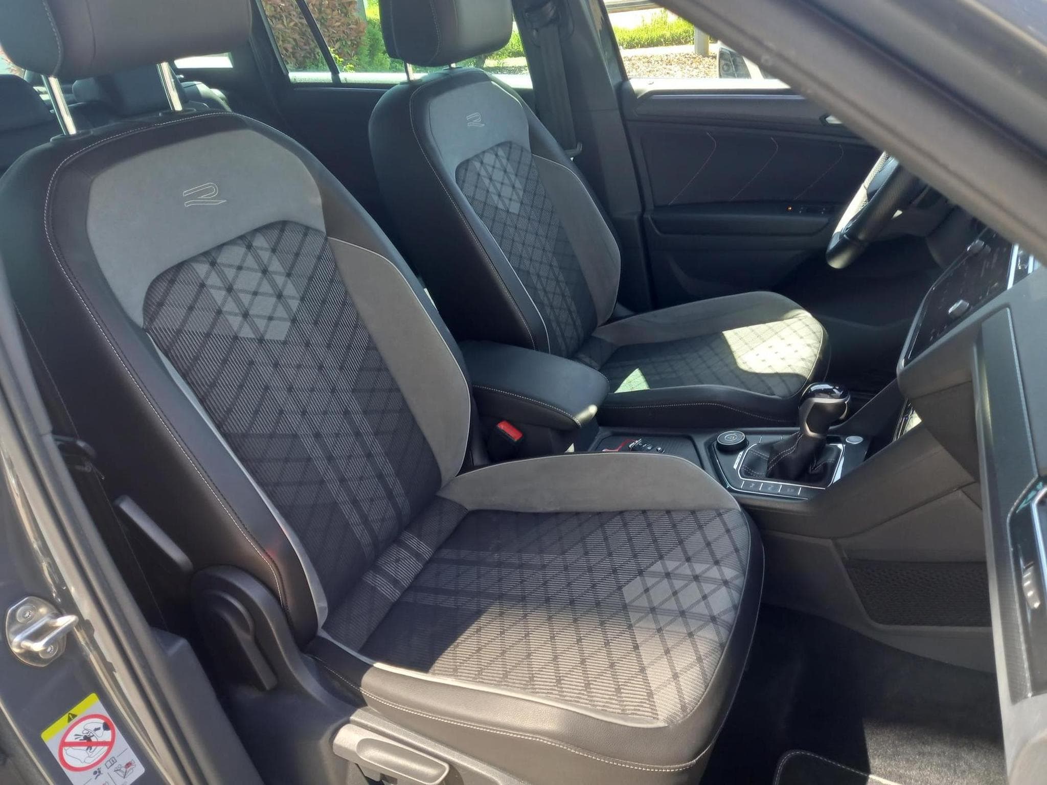 VW Tiguan R-Line 2.0 TDI (2021) - Photo 13