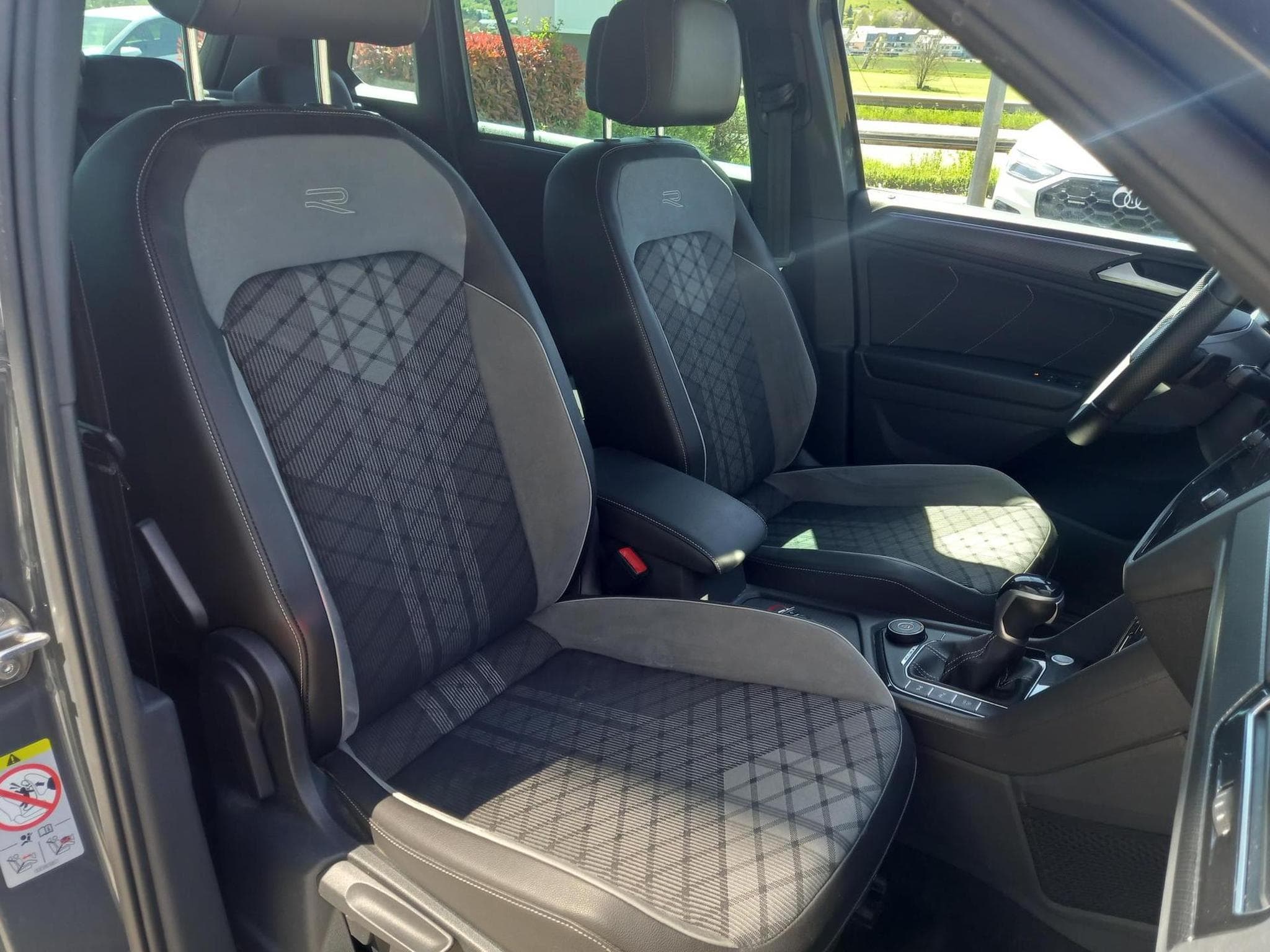 VW Tiguan R-Line 2.0 TDI (2021) - Photo 15