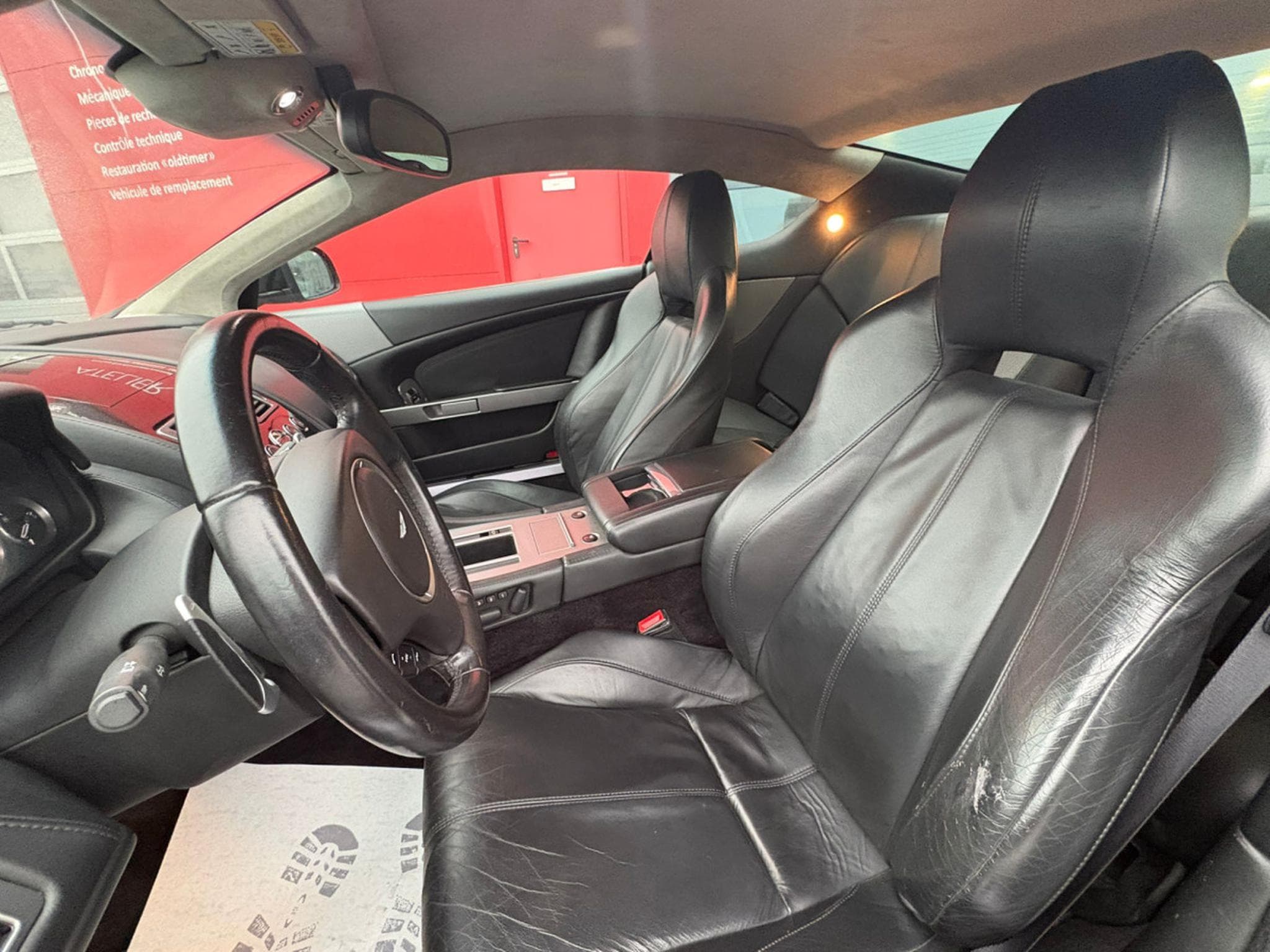 Aston-Martin DB9 BLACK SERIES (2010) - Photo 12