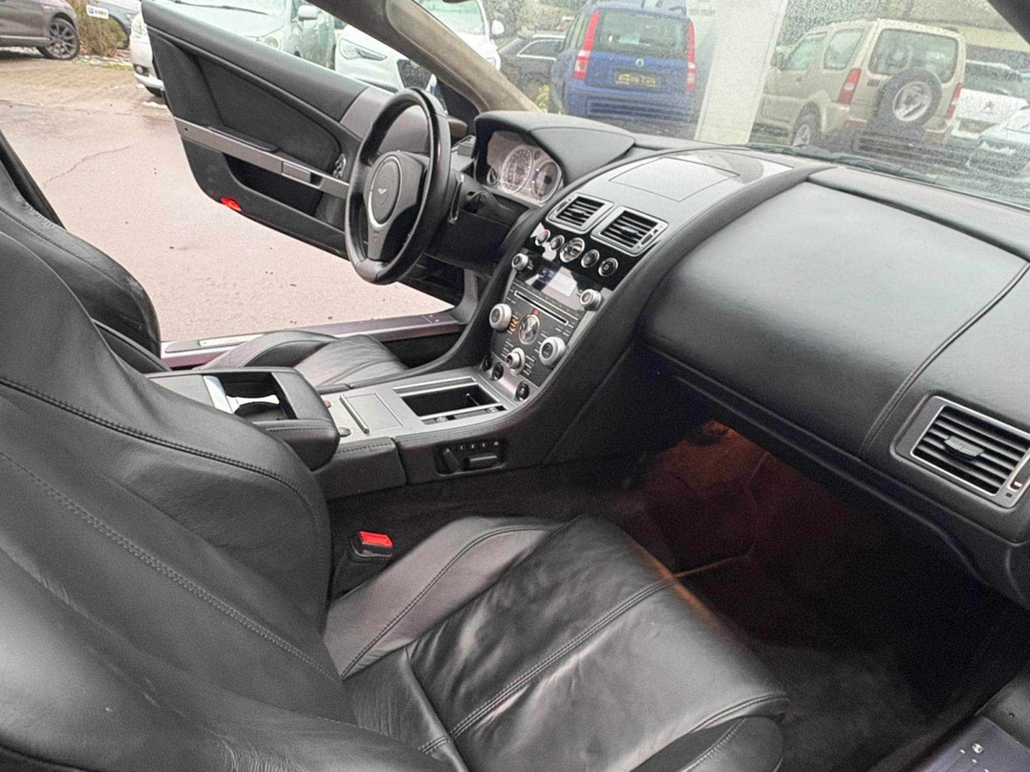 Aston-Martin DB9 BLACK SERIES (2010) - Photo 13