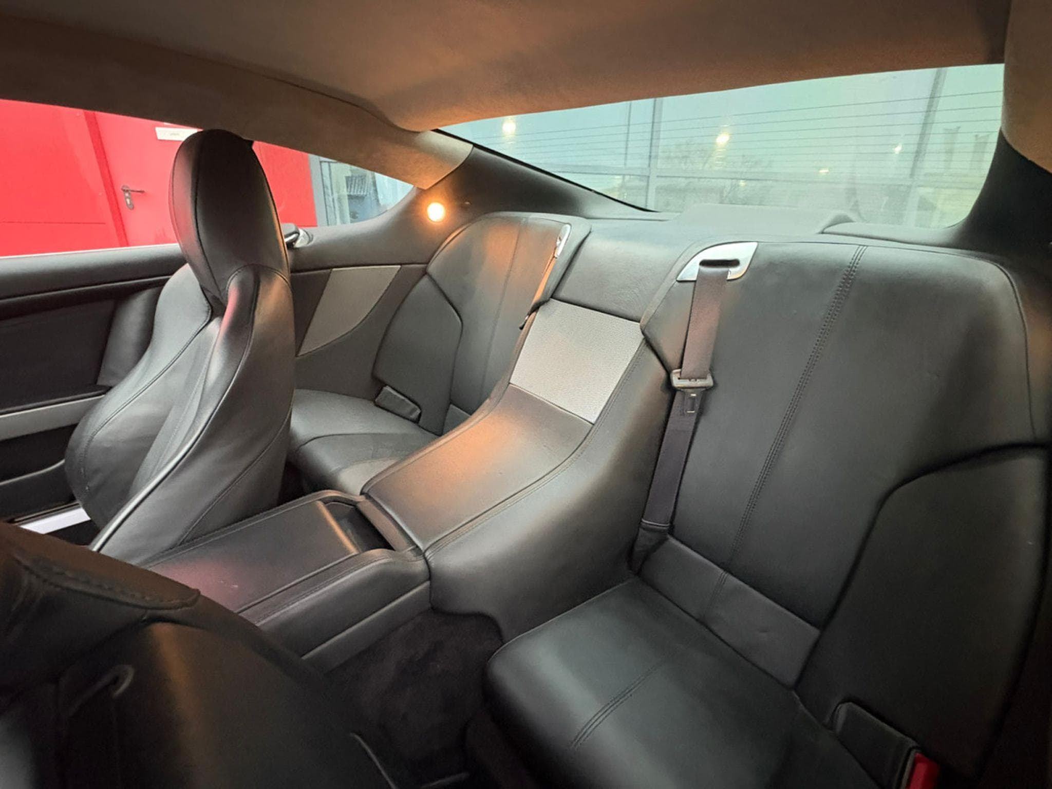 Aston-Martin DB9 BLACK SERIES (2010) - Photo 16