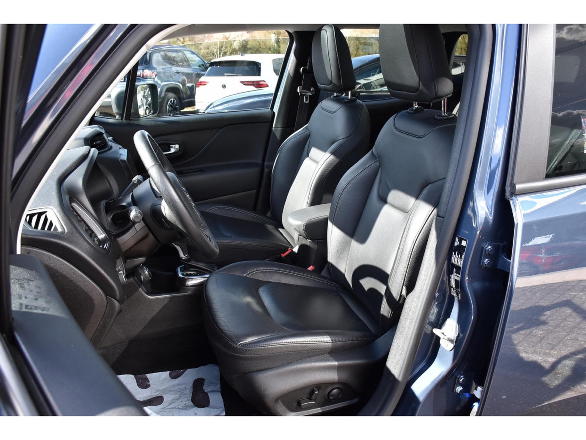 Jeep Renegade 4Xe 1.3 T4 PHEV AWD S CUIR PANO ACC LANE SIDE GPS CAM (2022) - Foto 6