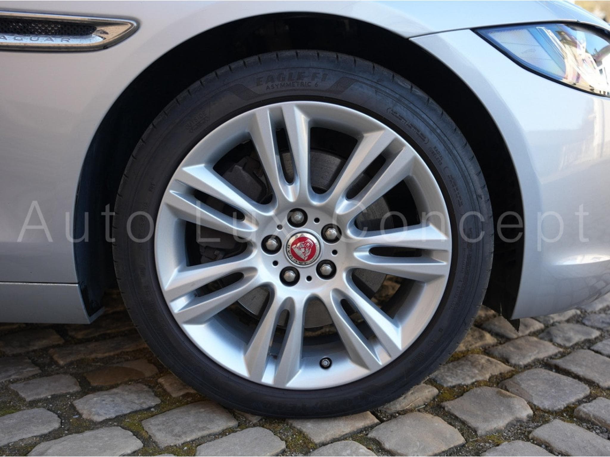 Jaguar XE Portfolio 20t (2016) - Photo 12