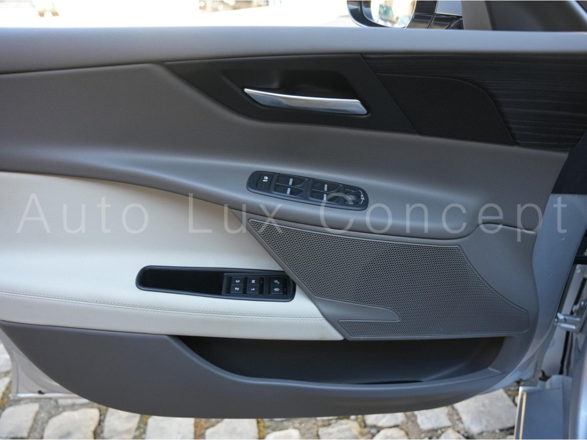 Jaguar XE Portfolio 20t (2016) - Photo 13