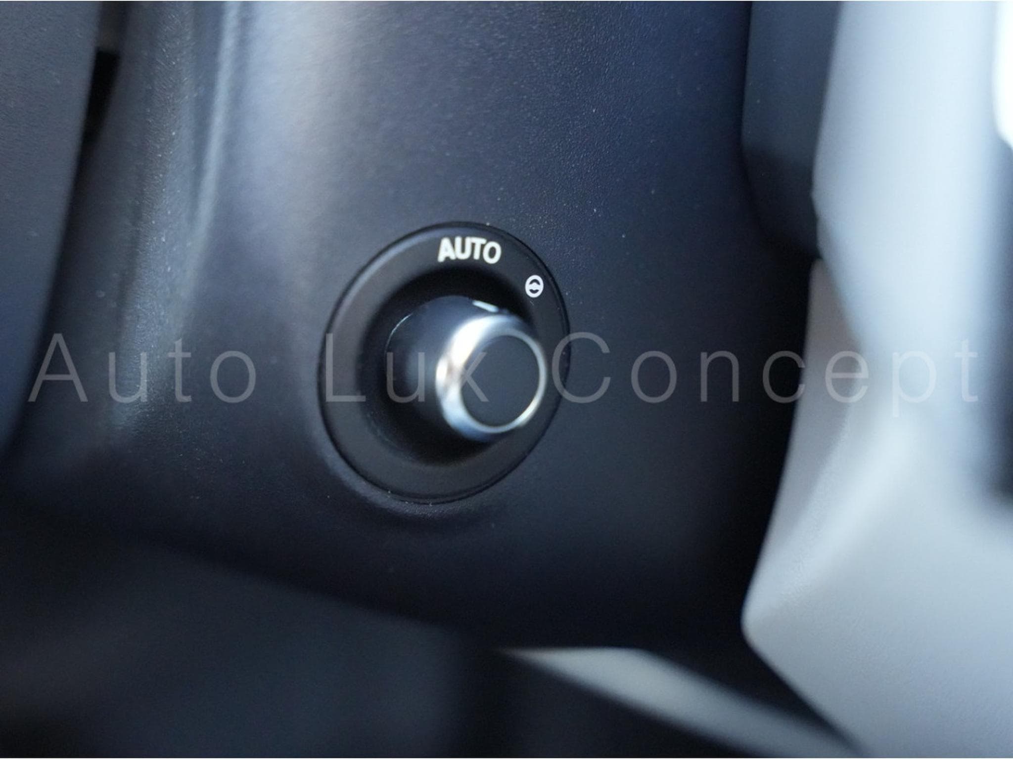 Jaguar XE Portfolio 20t (2016) - Photo 17