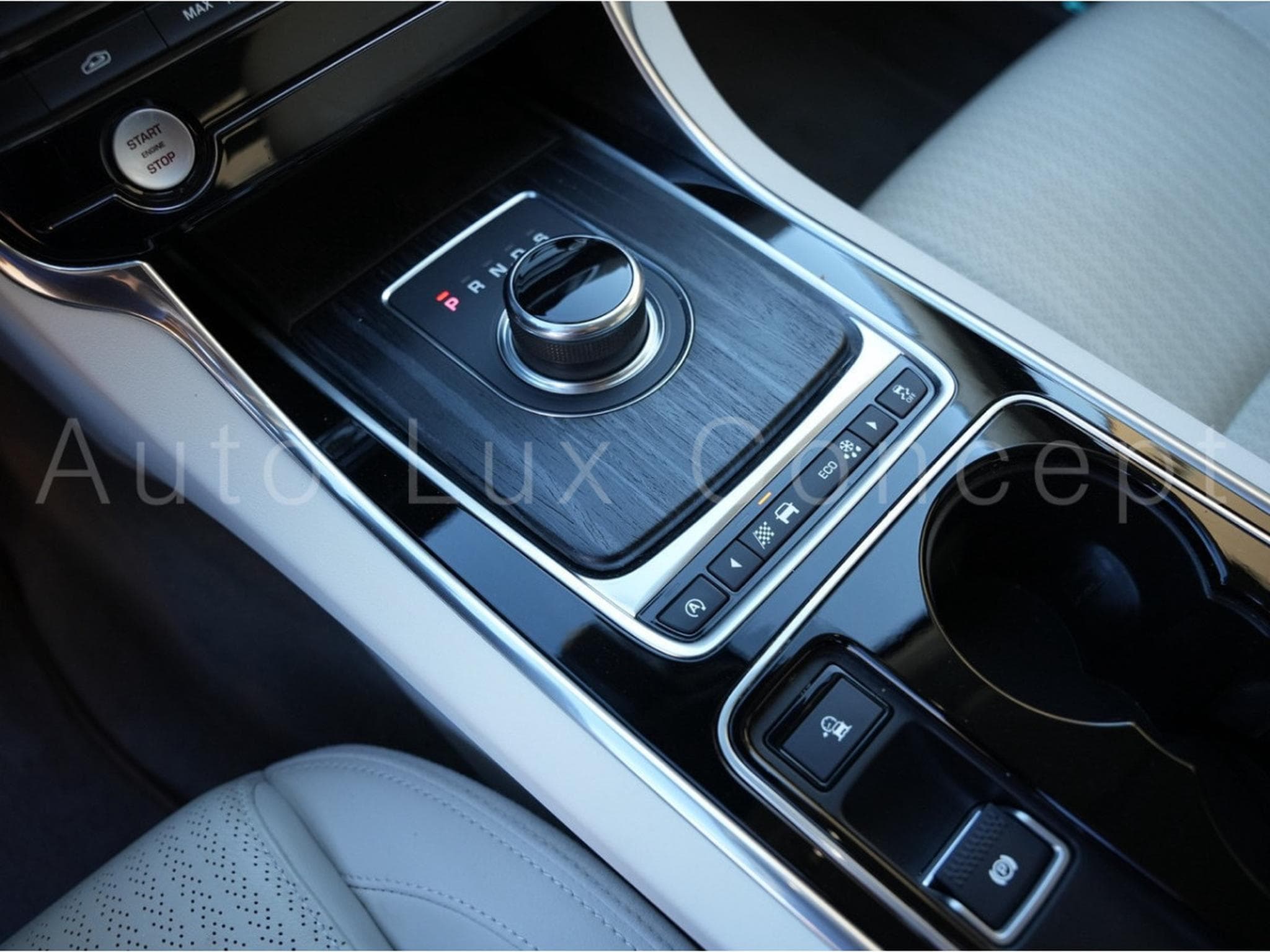 Jaguar XE Portfolio 20t (2016) - Photo 21