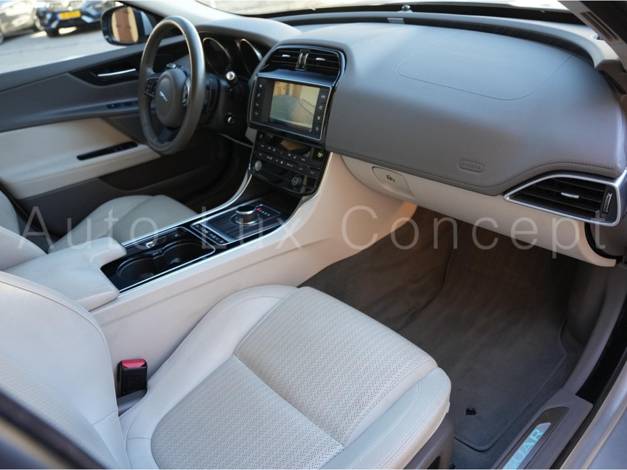 Jaguar XE Portfolio 20t (2016) - Photo 6