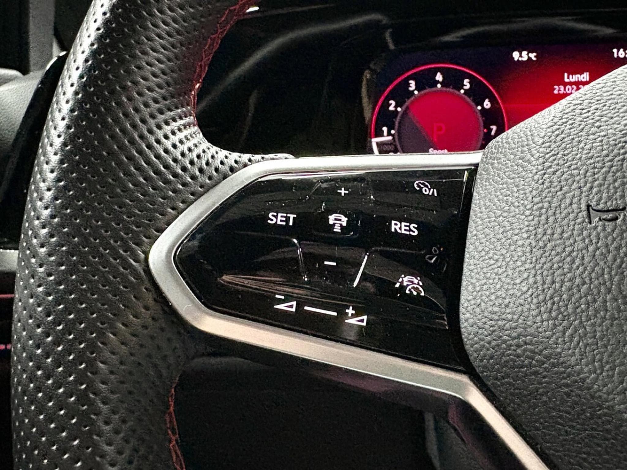 VW Golf GTI Clubsport 2.0 TSI 300 CV DSG7 *PACK PERF* AKRA* MATRIX * (2023) - Photo 11