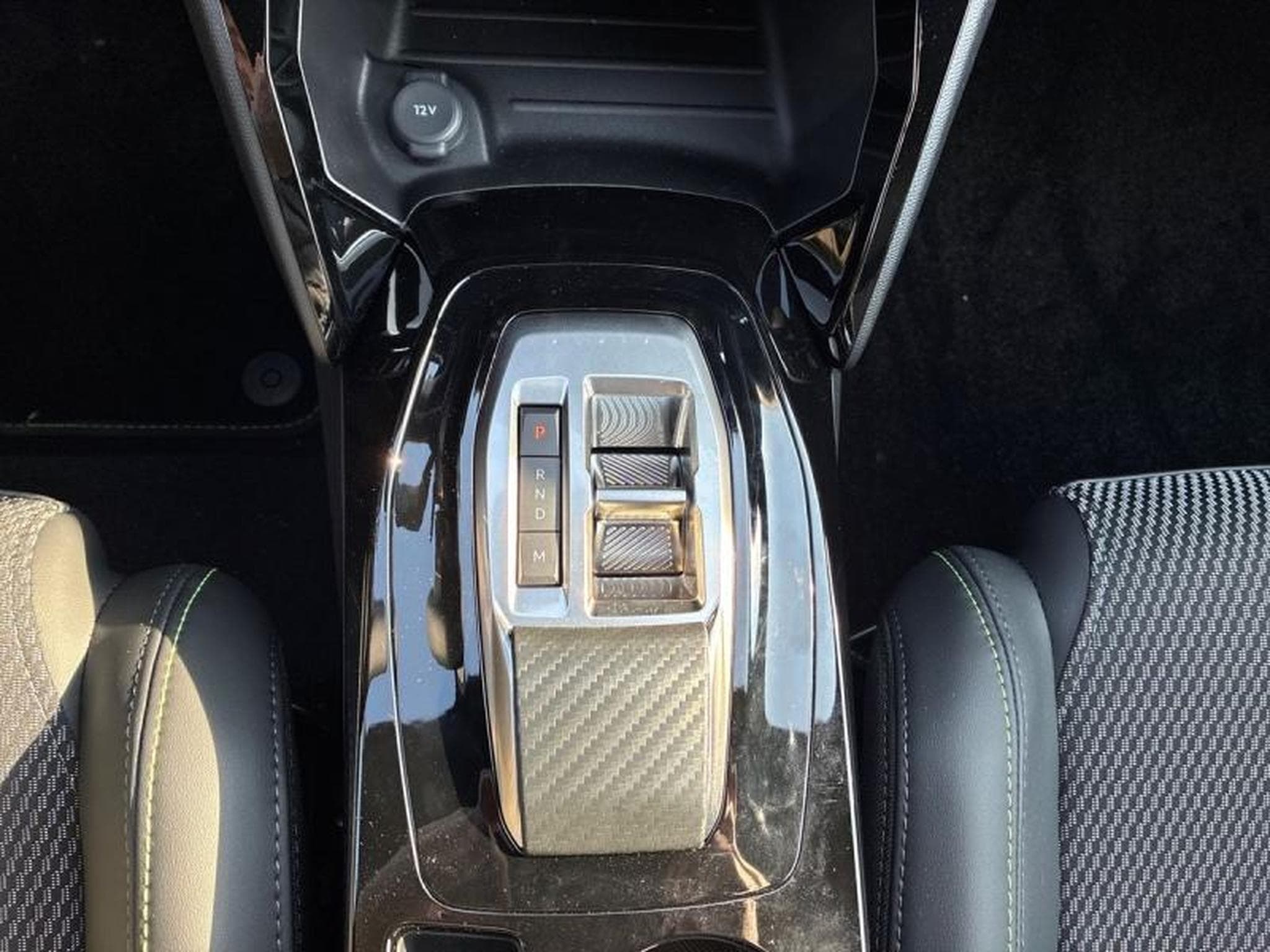 PEUGEOT 2008 1.2 Hybrid 145ch GT e-DCS6 (2025) - Photo 10