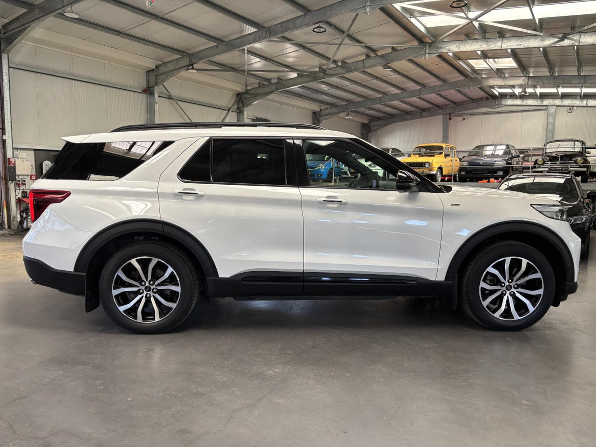 Ford Explorer 3.0 St Line Plug-in Hybrid 7 Seats (2021) - Photo 2