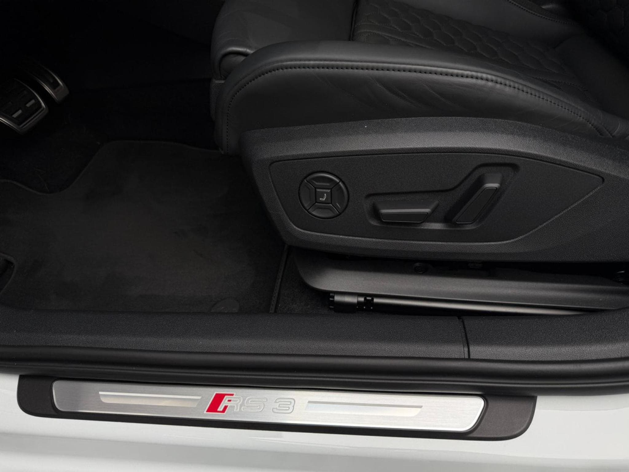 Audi RS3 SPORTBACK FREINS CERAMIQUES 2.5 TFSI 5 cylindres – 400 ch (2024) - Photo 16