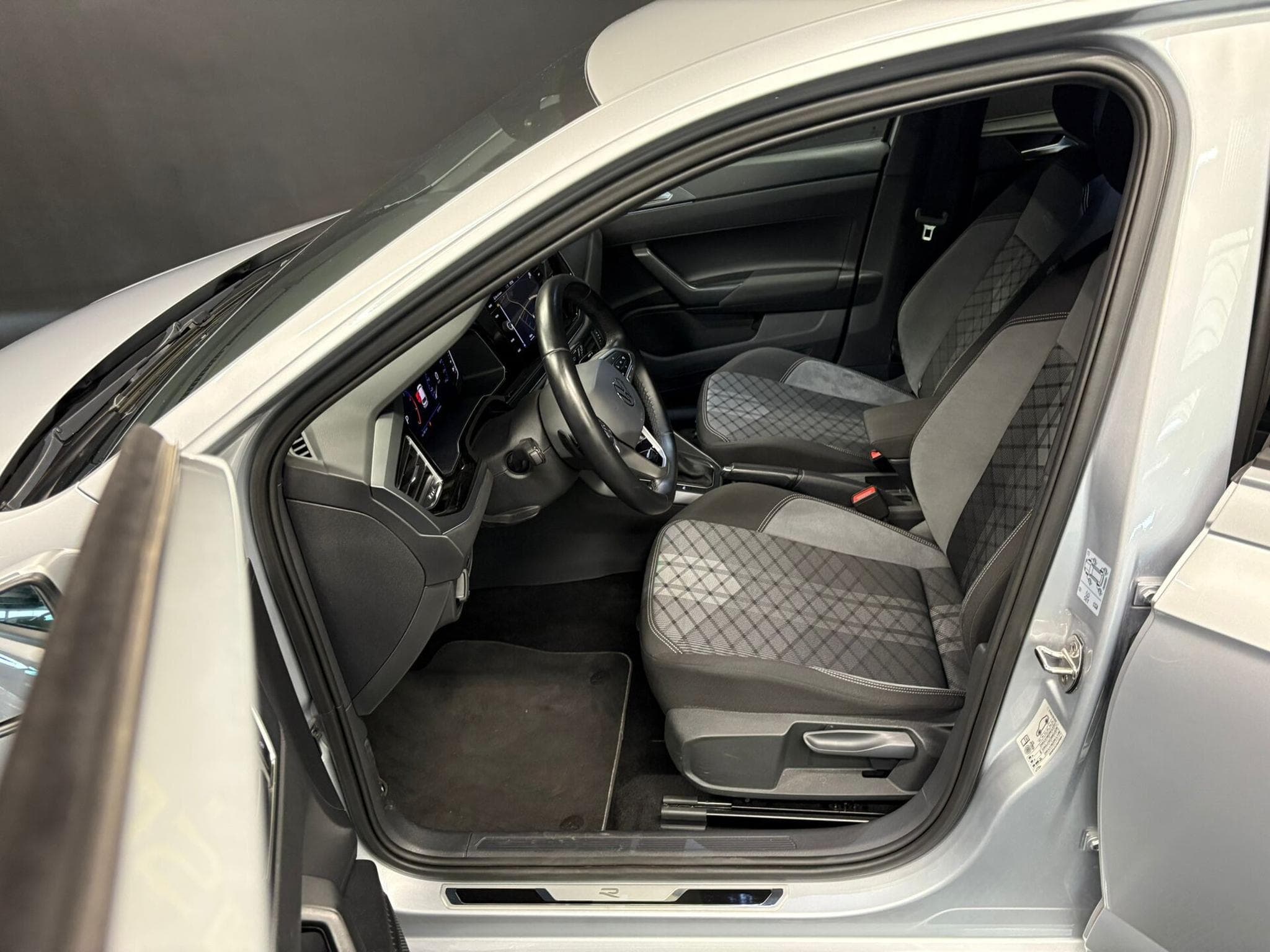 VW Polo 1.0 TSI R-line 110 DSG7 (2023) - Foto 11