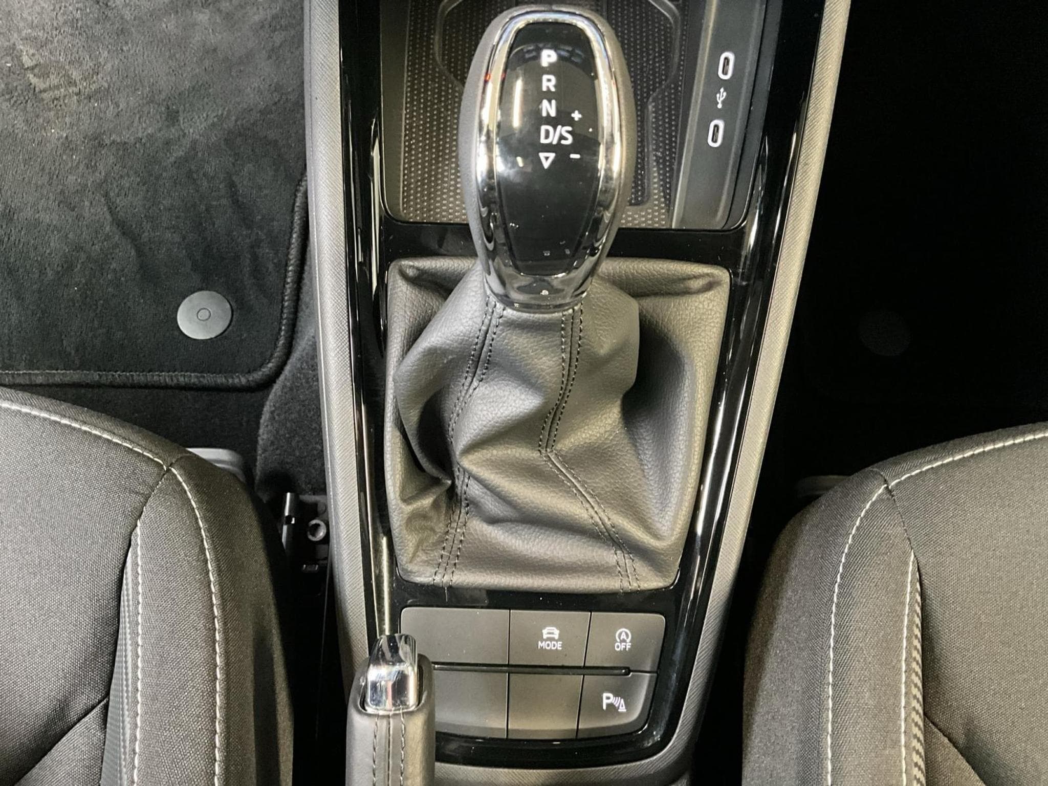 Skoda Kamiq Monte-Carlo+DSG+Pano+LED (2025) - Photo 12