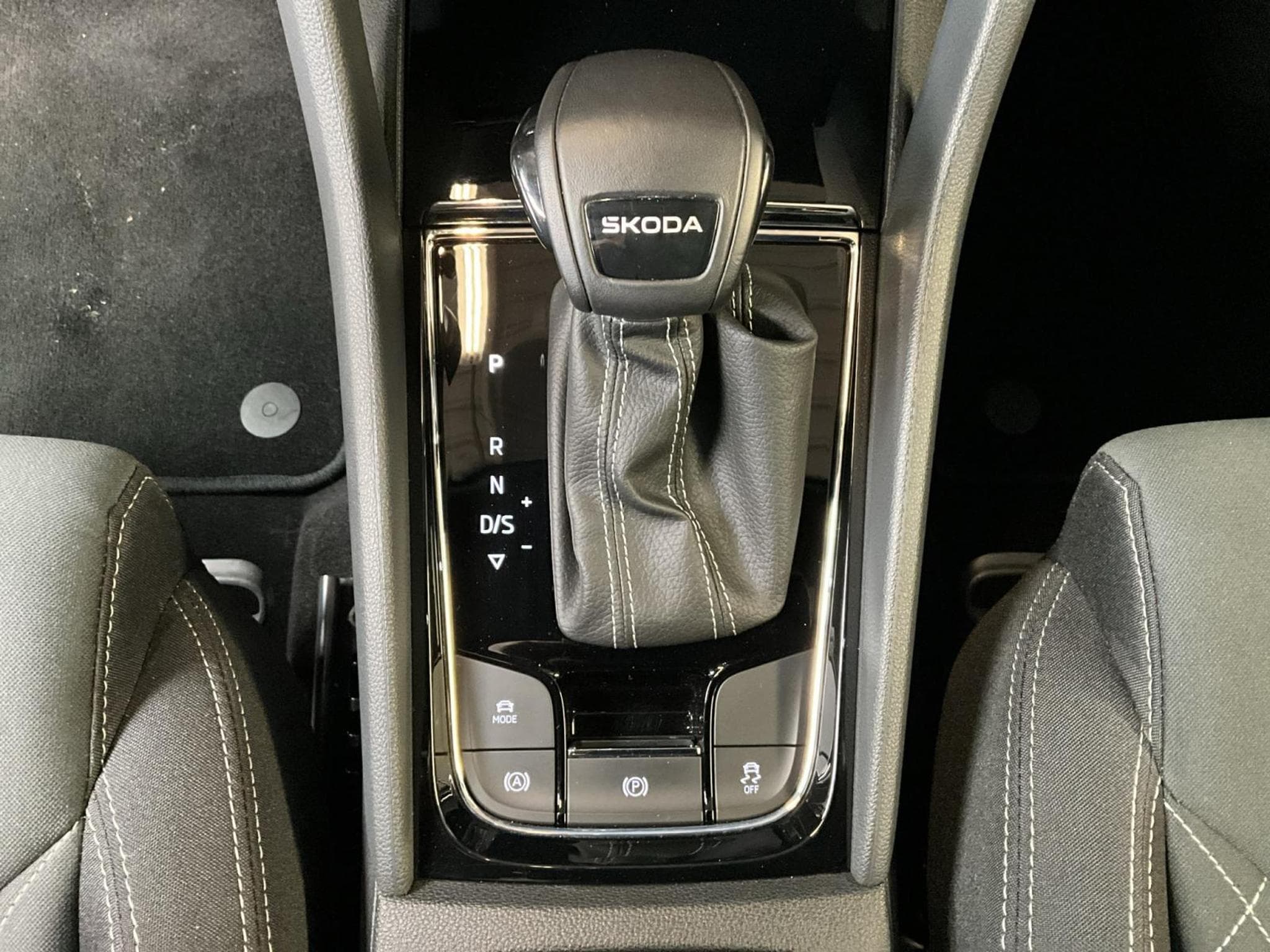 Skoda Karoq Sportline+DSG+AHK+Led+Navi (2025) - Photo 12