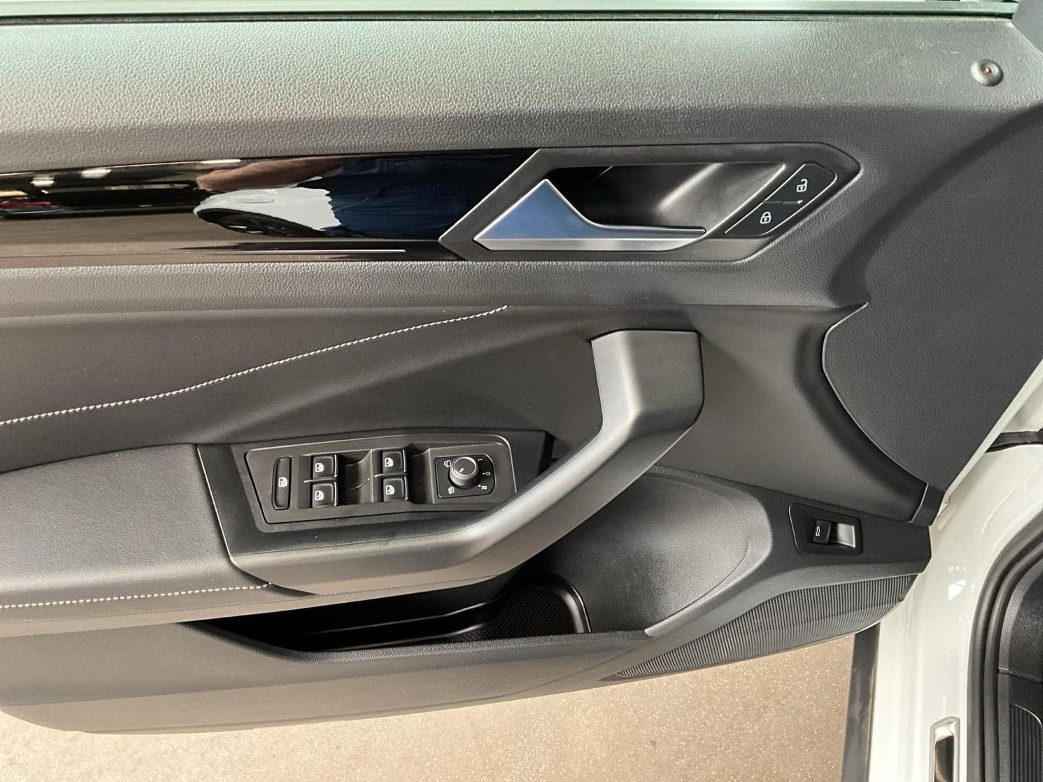 VW T-Roc R-Line+DSG+4M+AHK+P.Travel+Black-Style (2022) - Photo 14