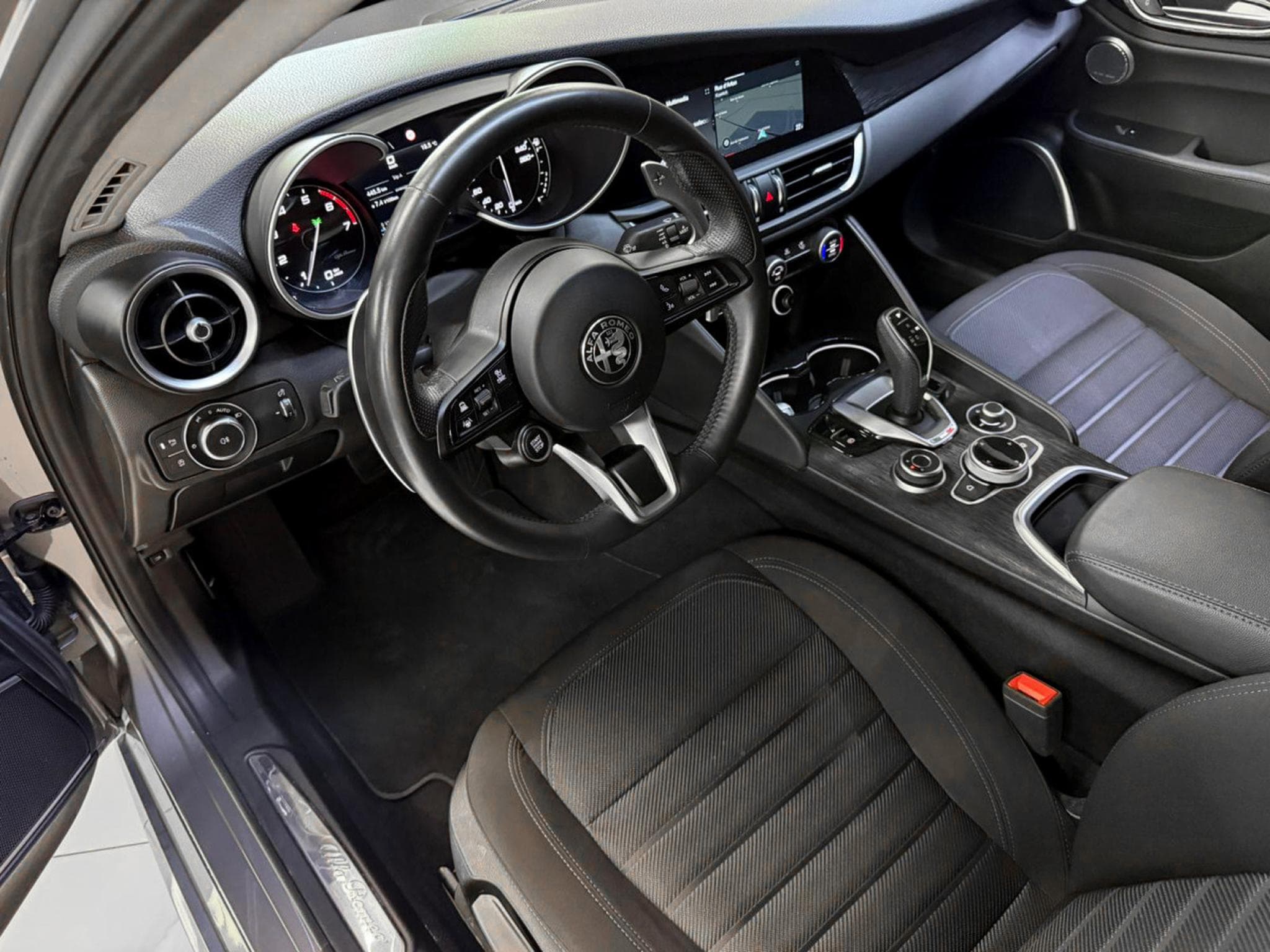 Alfa-Romeo Giulia 2.0 Turbo AT8 Super (2022) - Foto 10