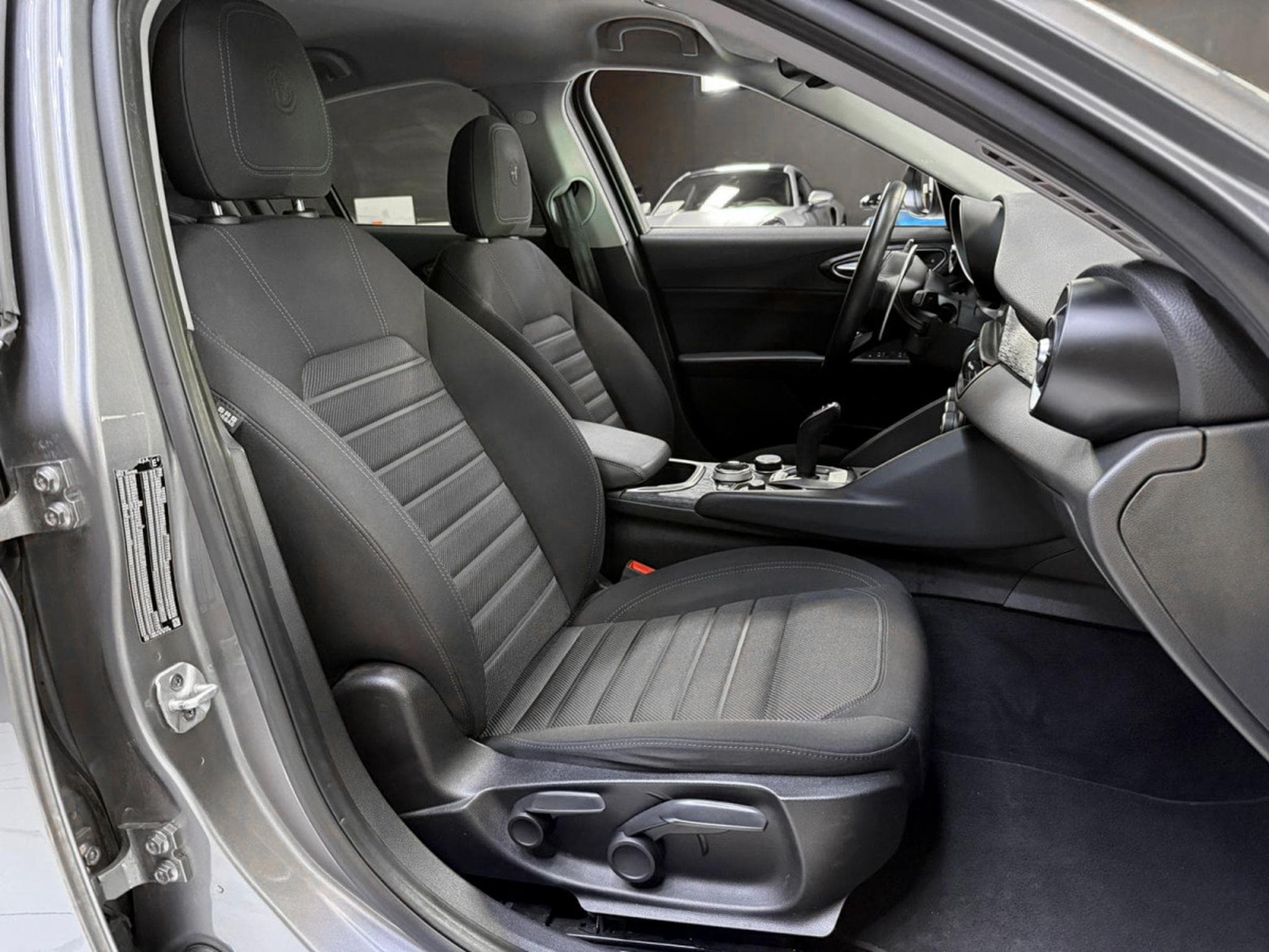 Alfa-Romeo Giulia 2.0 Turbo AT8 Super (2022) - Foto 12