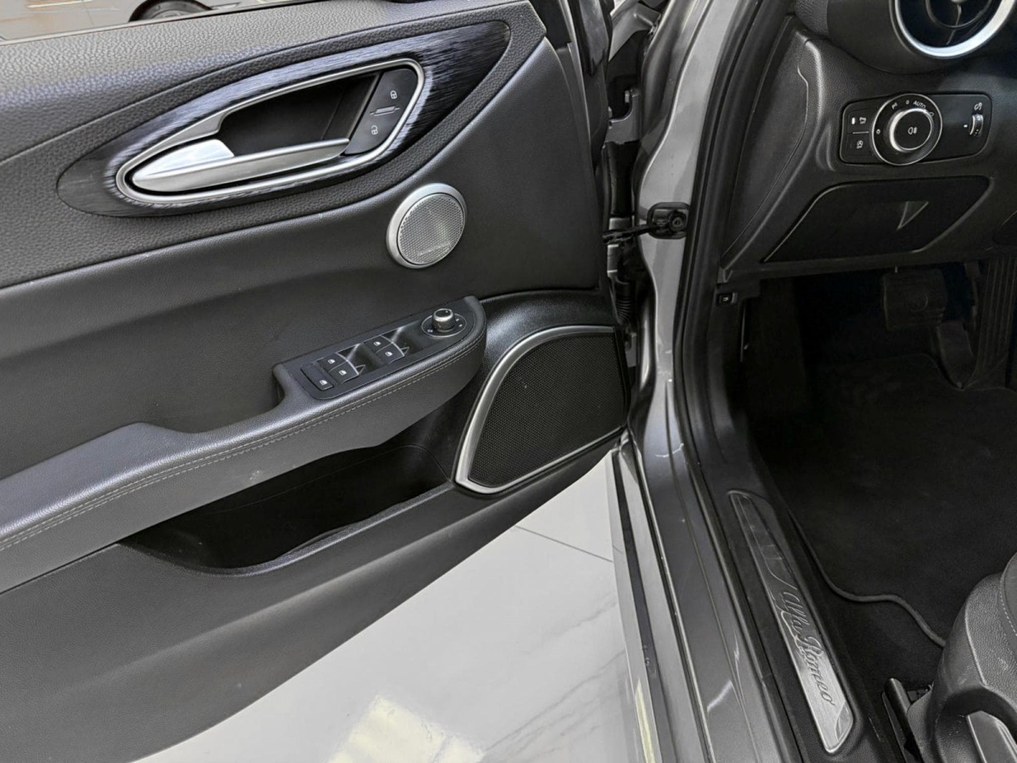 Alfa-Romeo Giulia 2.0 Turbo AT8 Super (2022) - Foto 13