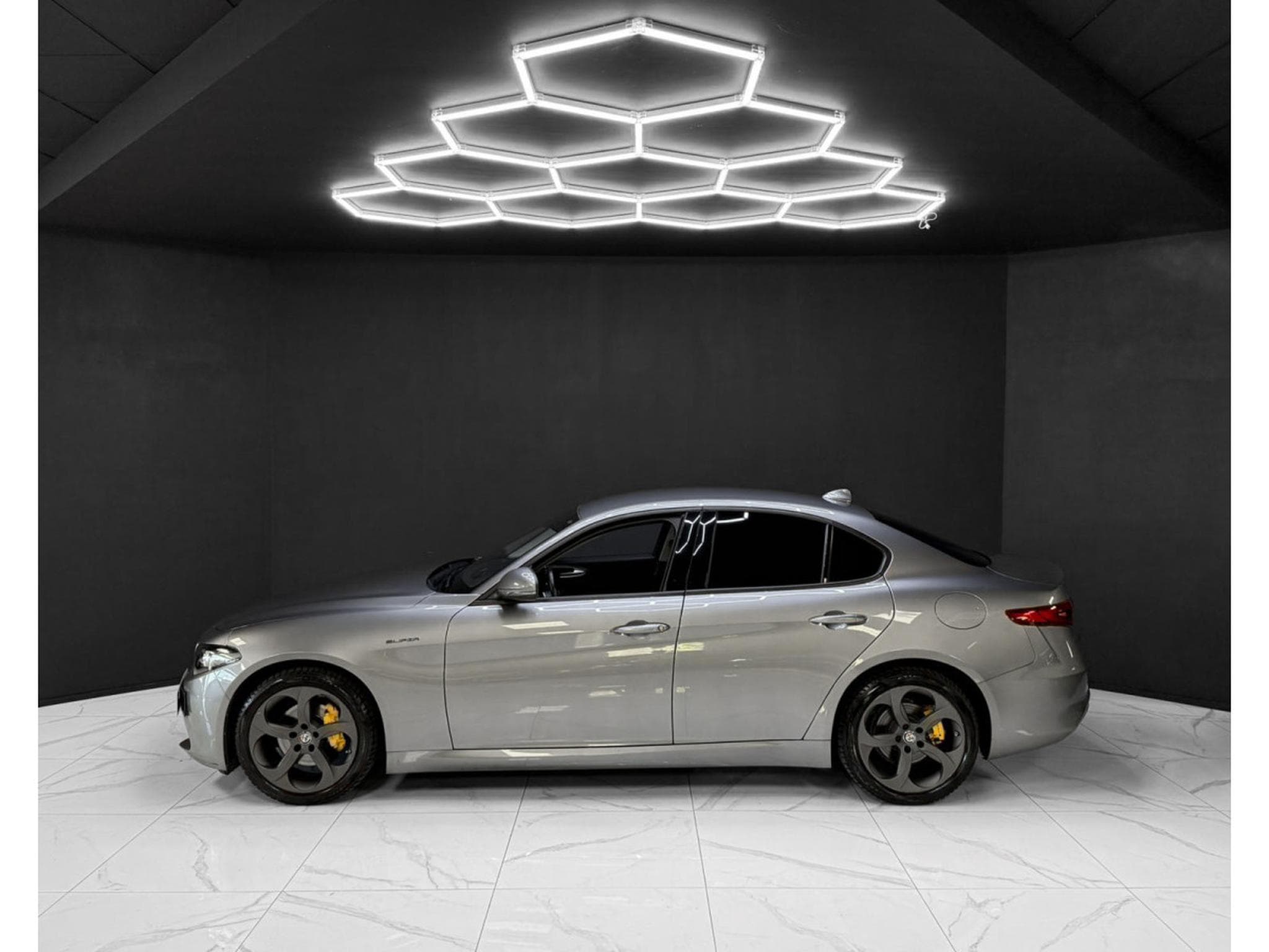 Alfa-Romeo Giulia 2.0 Turbo AT8 Super (2022) - Foto 2