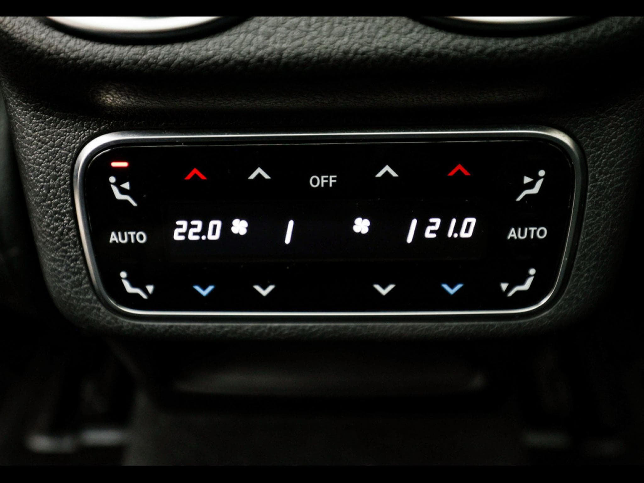 Mercedes GLC 300 DE AMG LINE 4MATIC – PACK PREMIUM PLUS (2023) - Photo 19