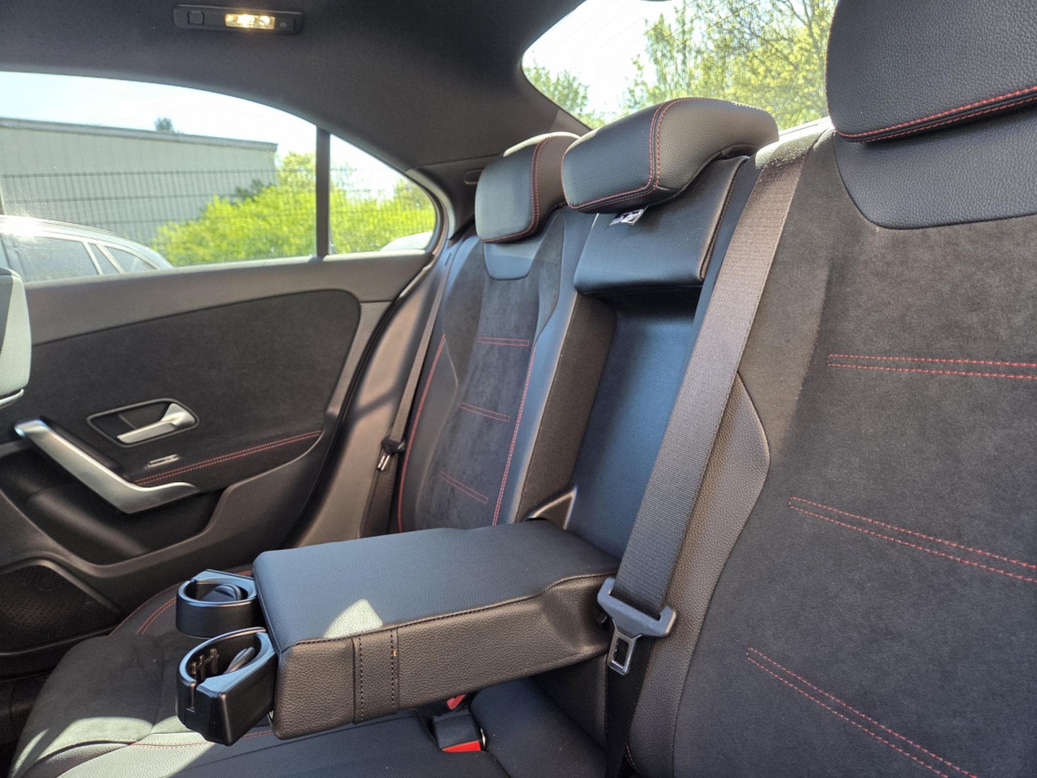 Mercedes A 200 BERLINE DCT AMG-LINE 163CV Essence (2023) - Photo 13