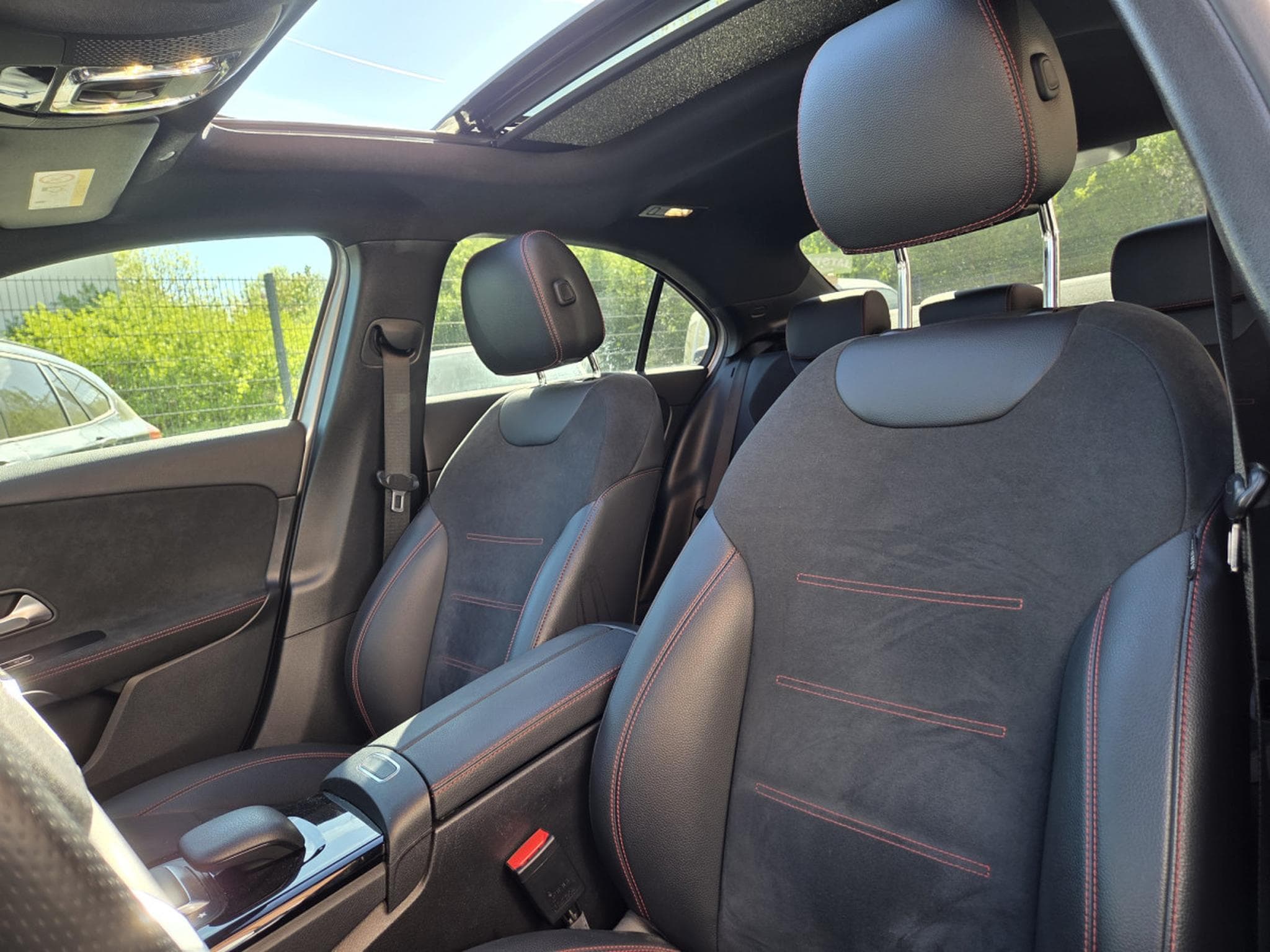 Mercedes A 200 BERLINE DCT AMG-LINE 163CV Essence (2023) - Photo 8