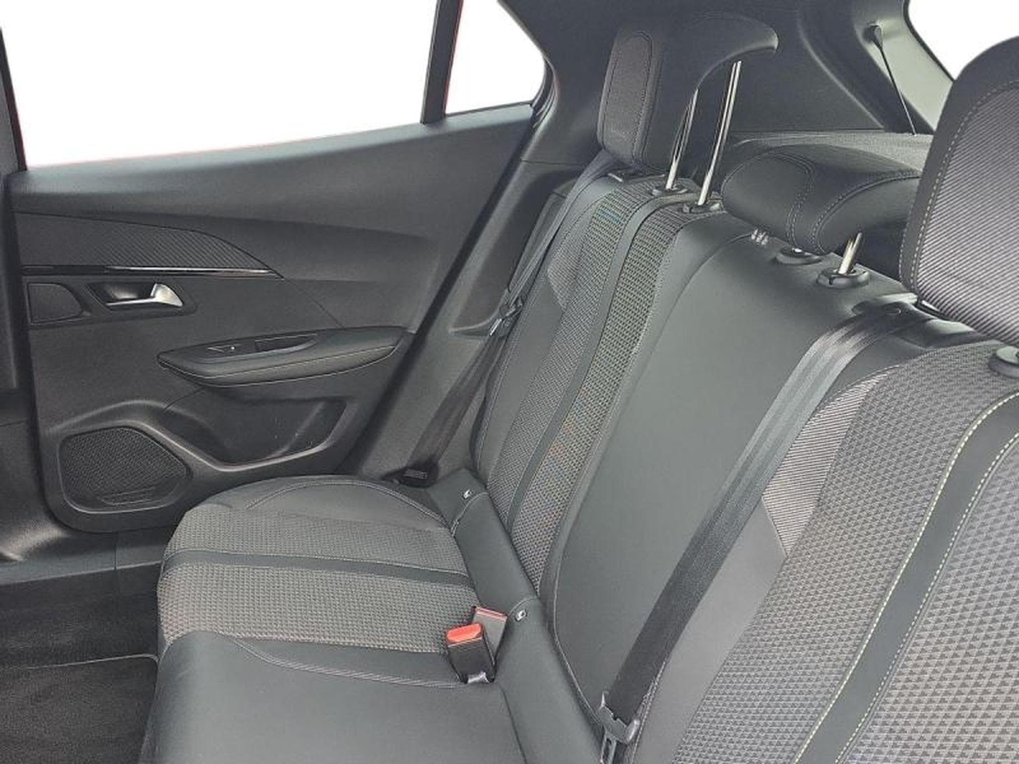 PEUGEOT 2008 e-2008 136ch GT (2023) - Photo 3