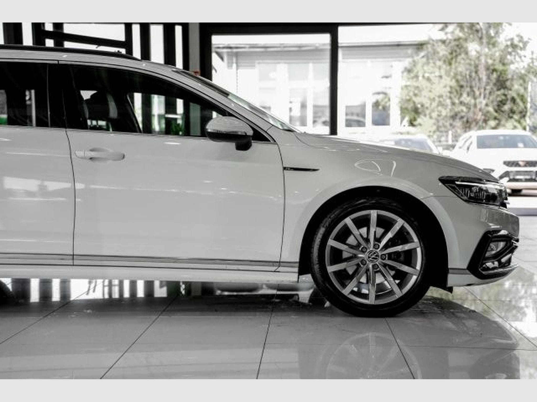 VW Passat Passat 2.0 TDI DSG 3x R-Line IQ-LED AHK PANO RFK (2023) - Photo 6