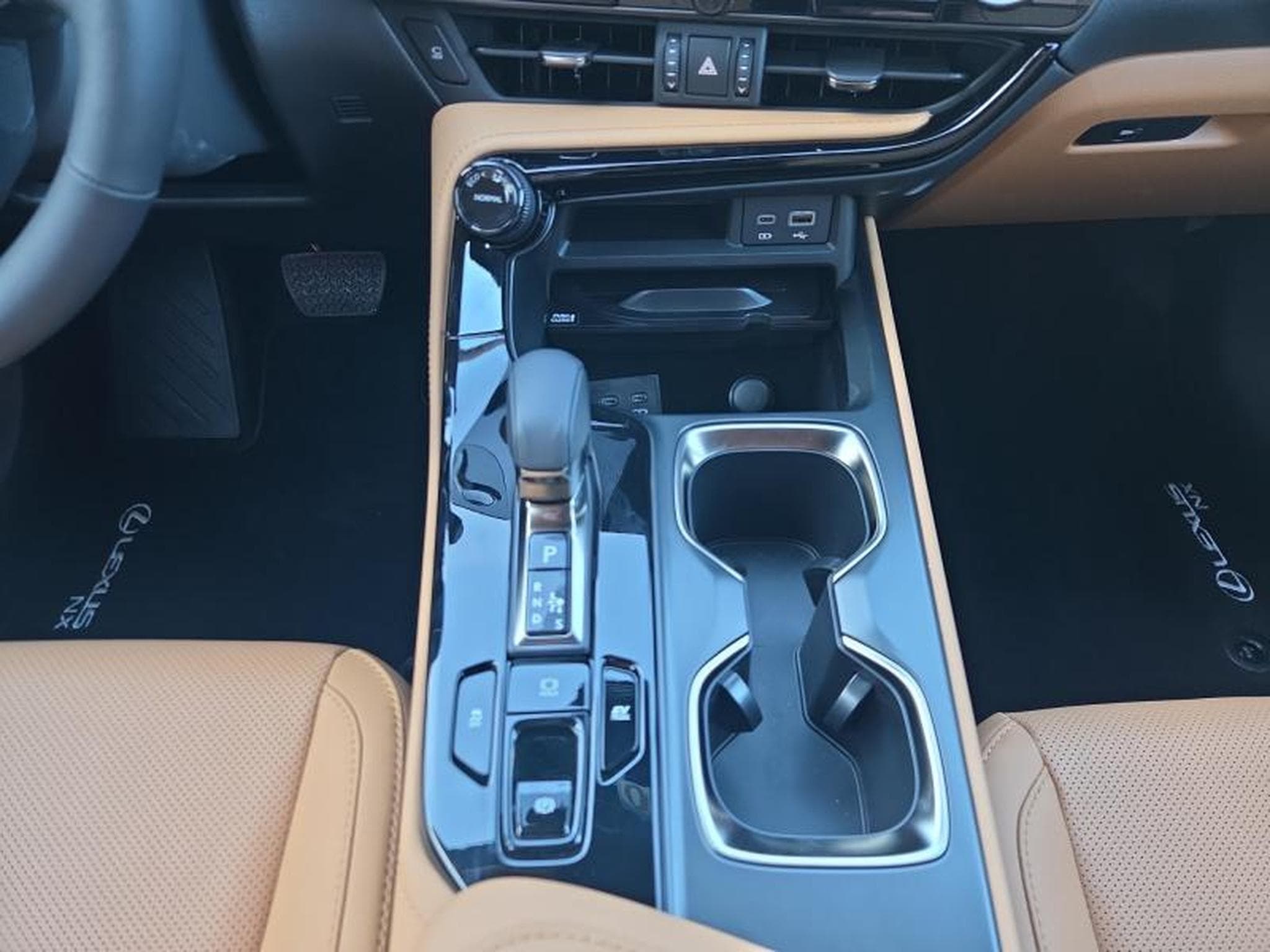 Lexus NX Executive Line / Hybrid (2025) - Photo 13