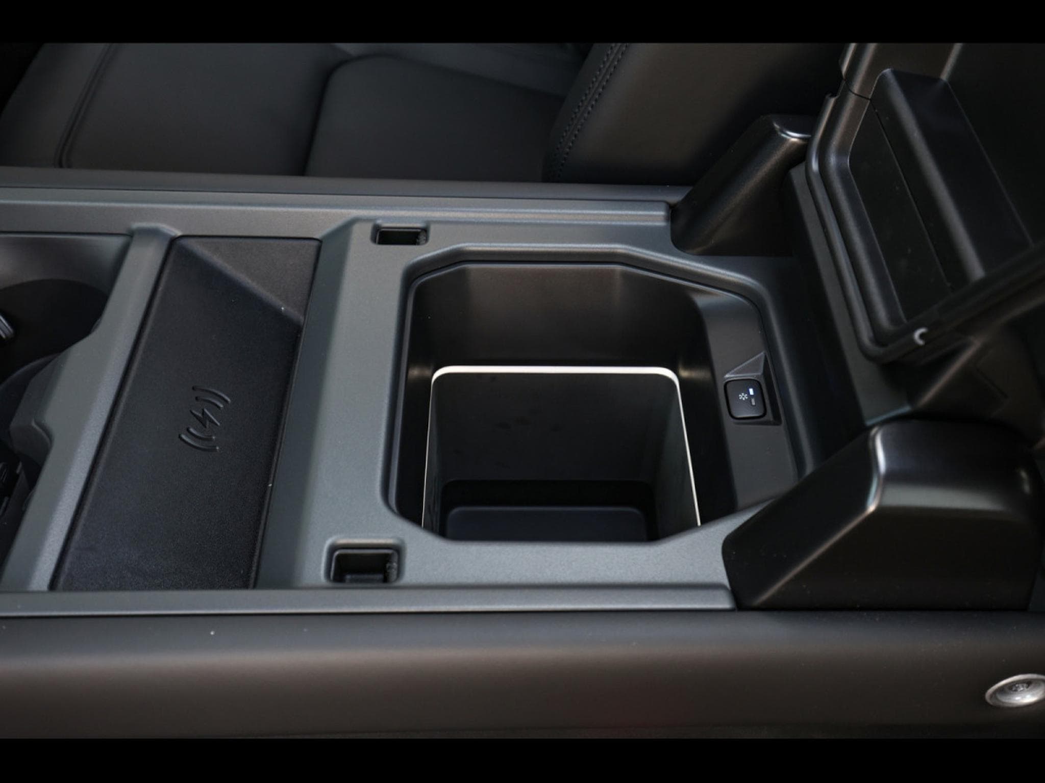 Land-Rover Defender 110 P425 X-DYNAMIC HSE - SANTORINI BLACK (2024) - Photo 17