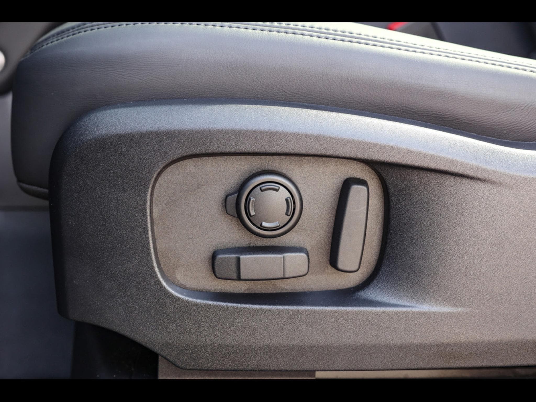 Land-Rover Defender 110 P425 X-DYNAMIC HSE - SANTORINI BLACK (2024) - Photo 24