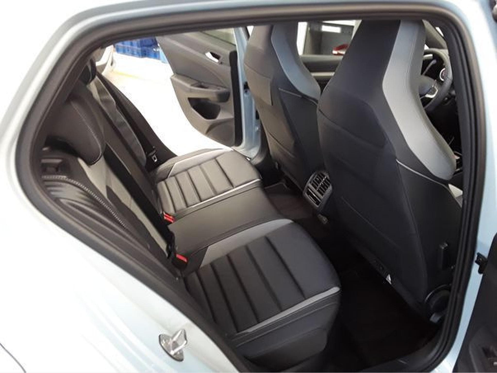 VW Golf GTE PHASE 2 1.5 eHybrid 272 CV DSG 6 *360°* CUIR * ATTELAGE* (2025) - Photo 9