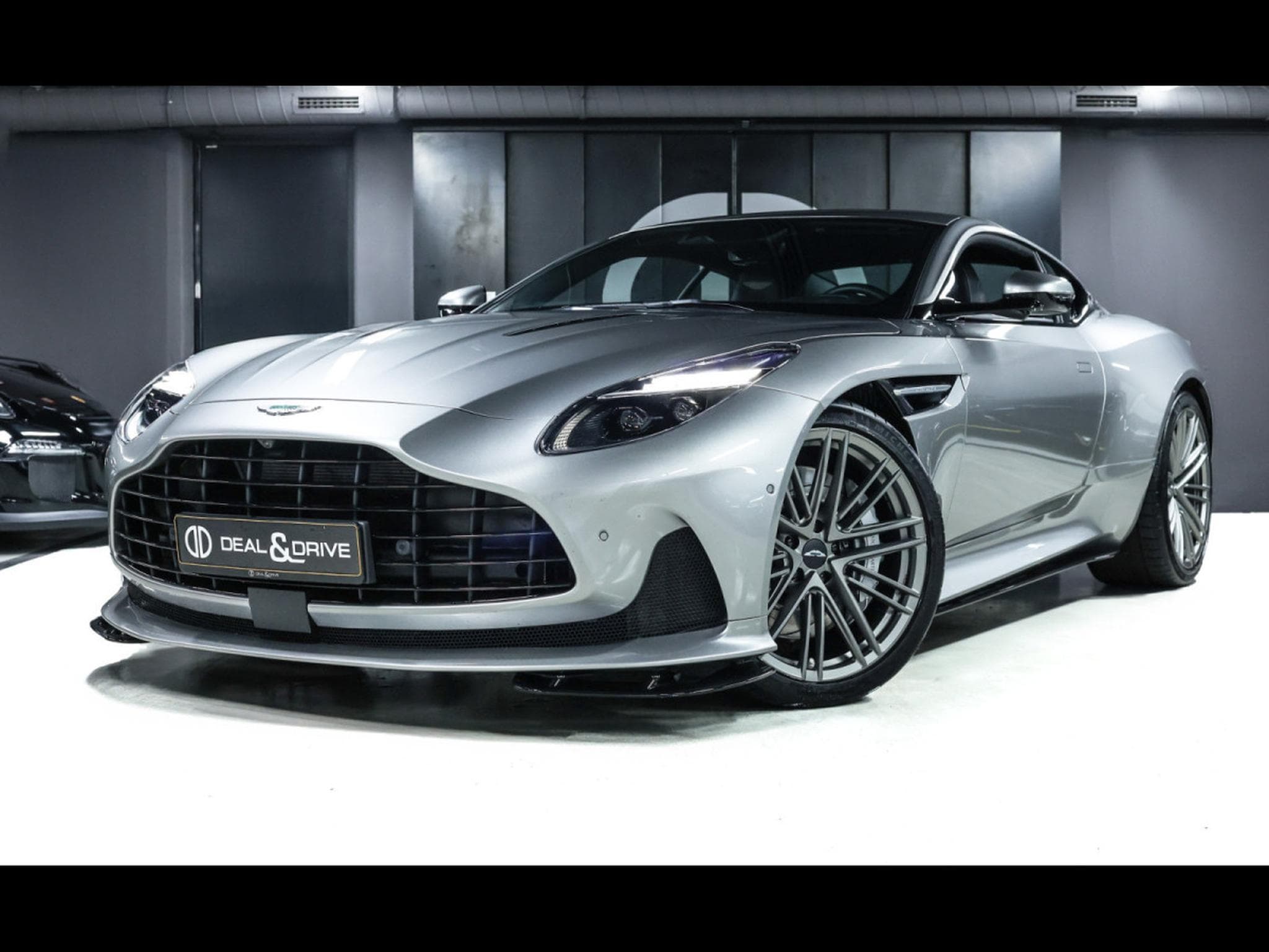 Aston-Martin DB12 COUPE 4.0 V8 BITURBO - ALUMINITE SILVER (2024) - Photo 1