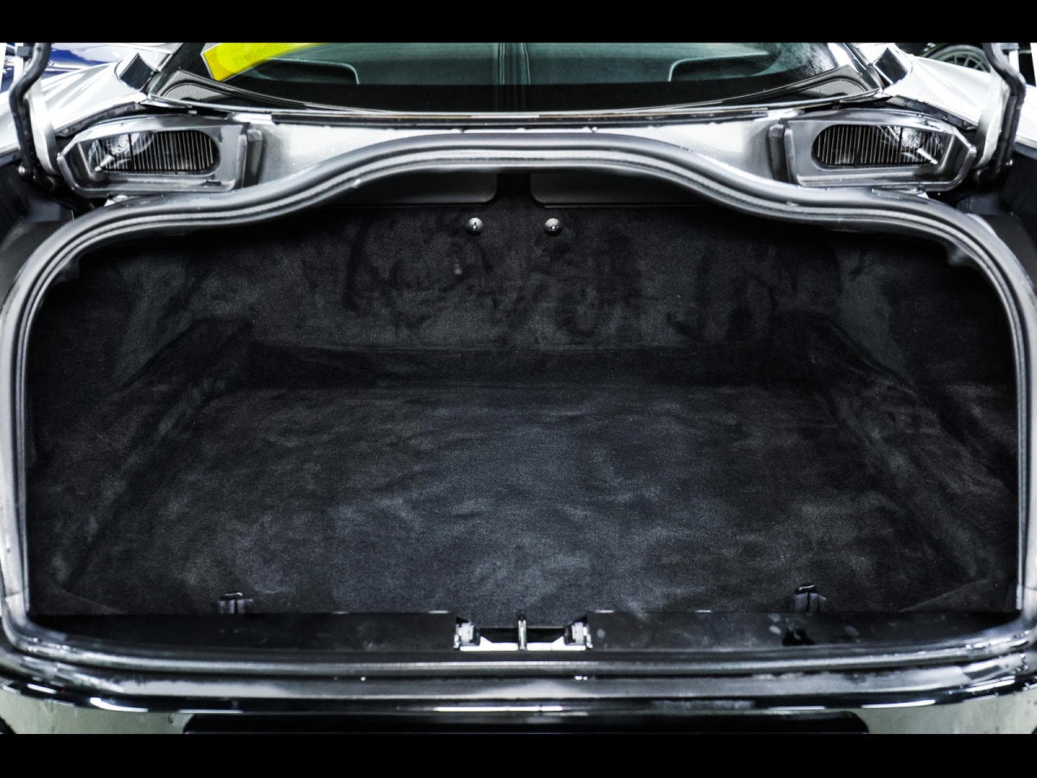 Aston-Martin DB12 COUPE 4.0 V8 BITURBO - ALUMINITE SILVER (2024) - Photo 17